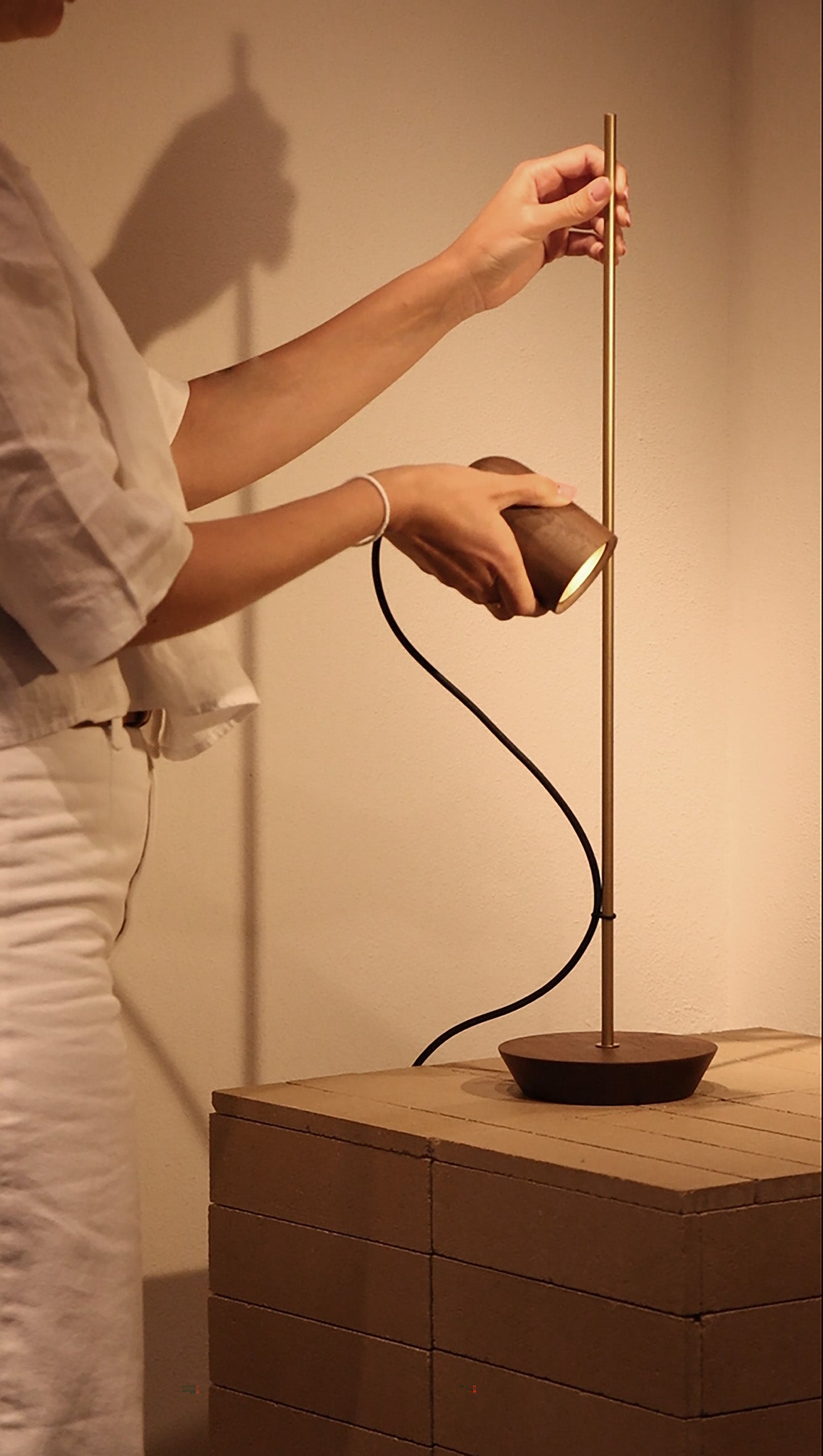 Tischlampe ONFA Nussbaum mit messingfarbener Oberfläche