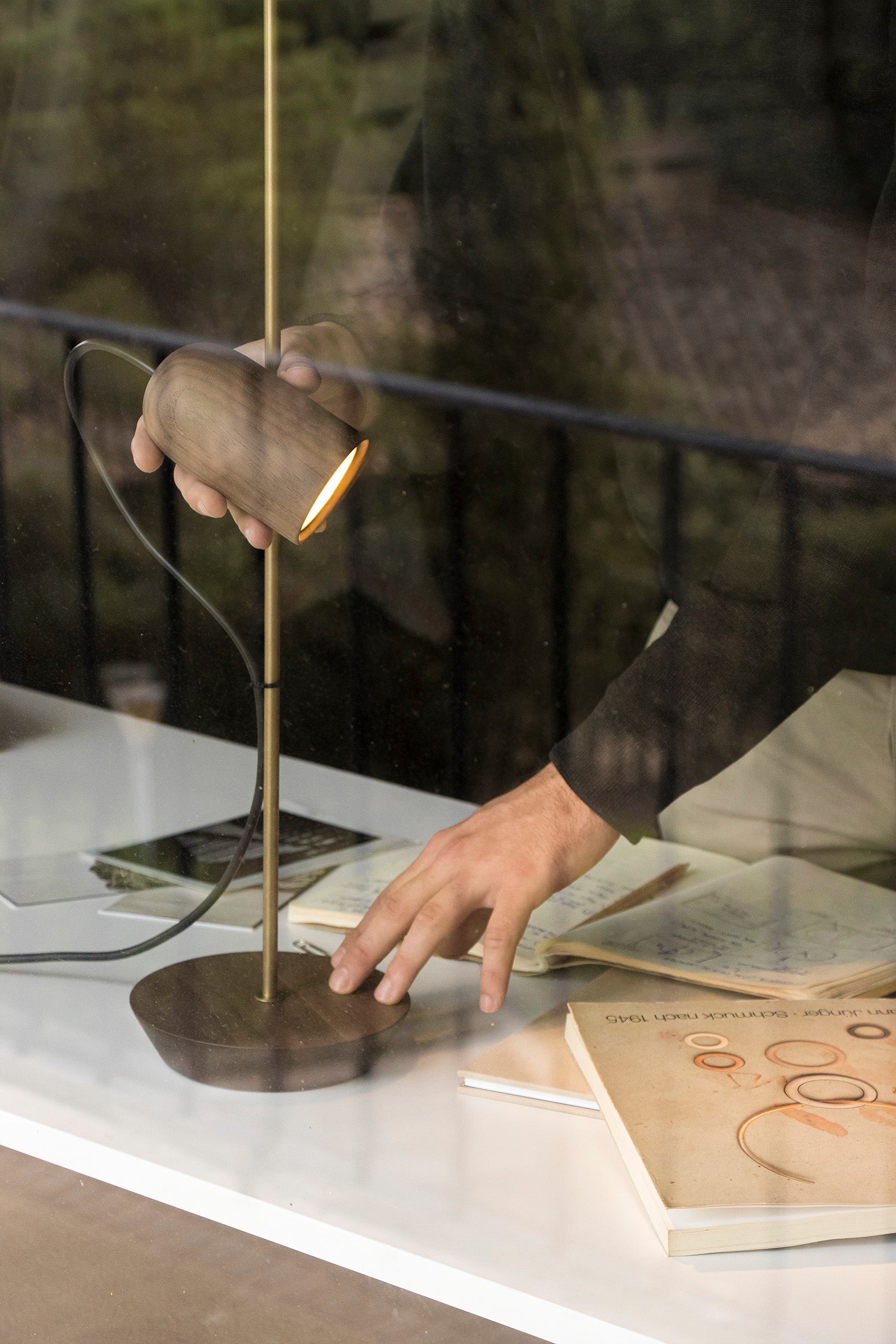 Tischlampe ONFA Nussbaum mit messingfarbener Oberfläche