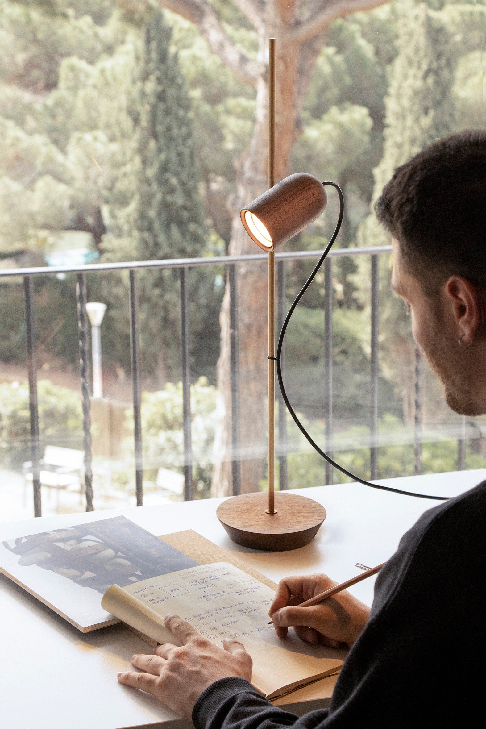 Tischlampe ONFA Nussbaum mit messingfarbener Oberfläche