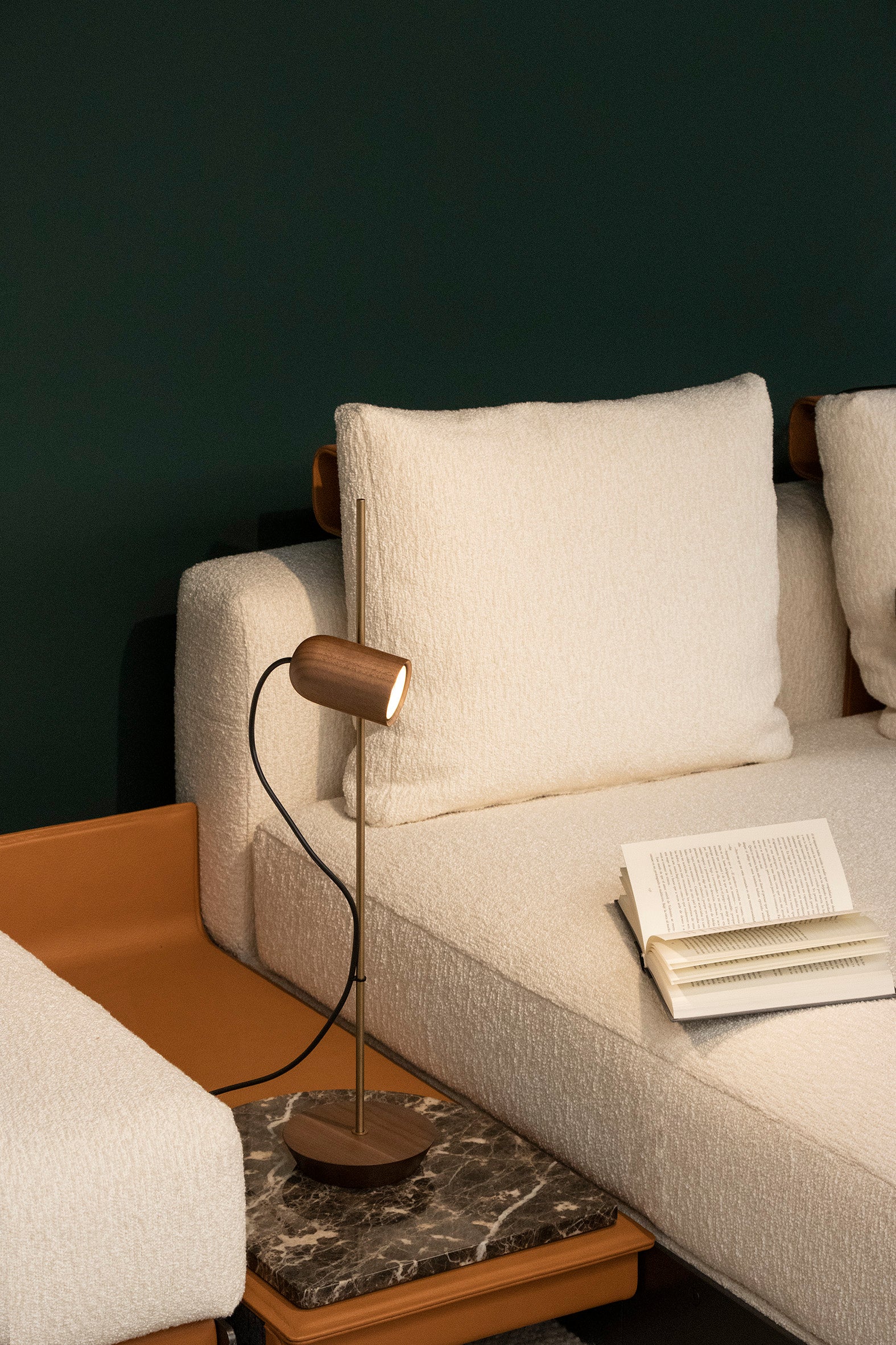 Tischlampe ONFA Nussbaum mit messingfarbener Oberfläche