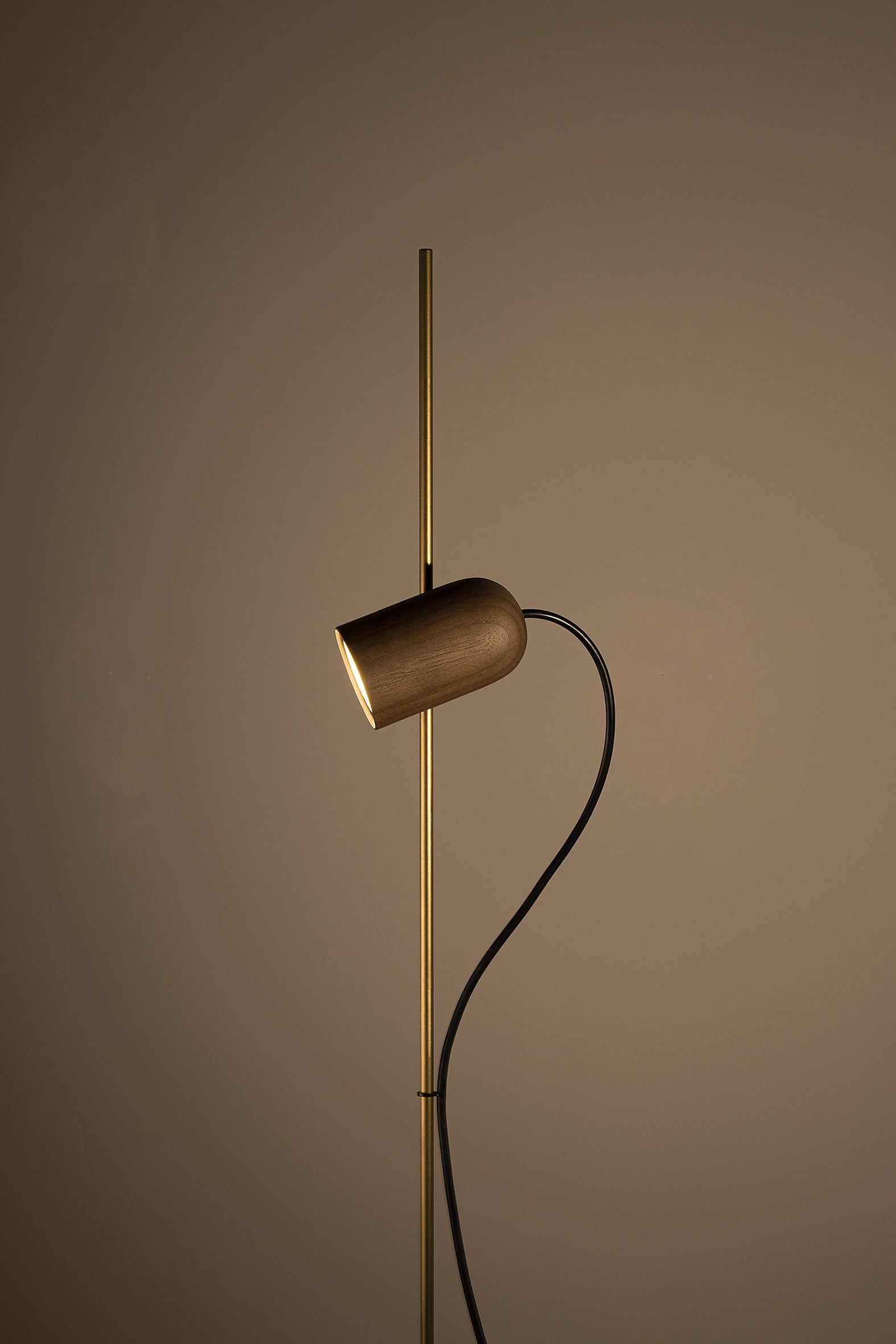 Stehlampe ONFA Nussbaum mit messingfarbener Oberfläche