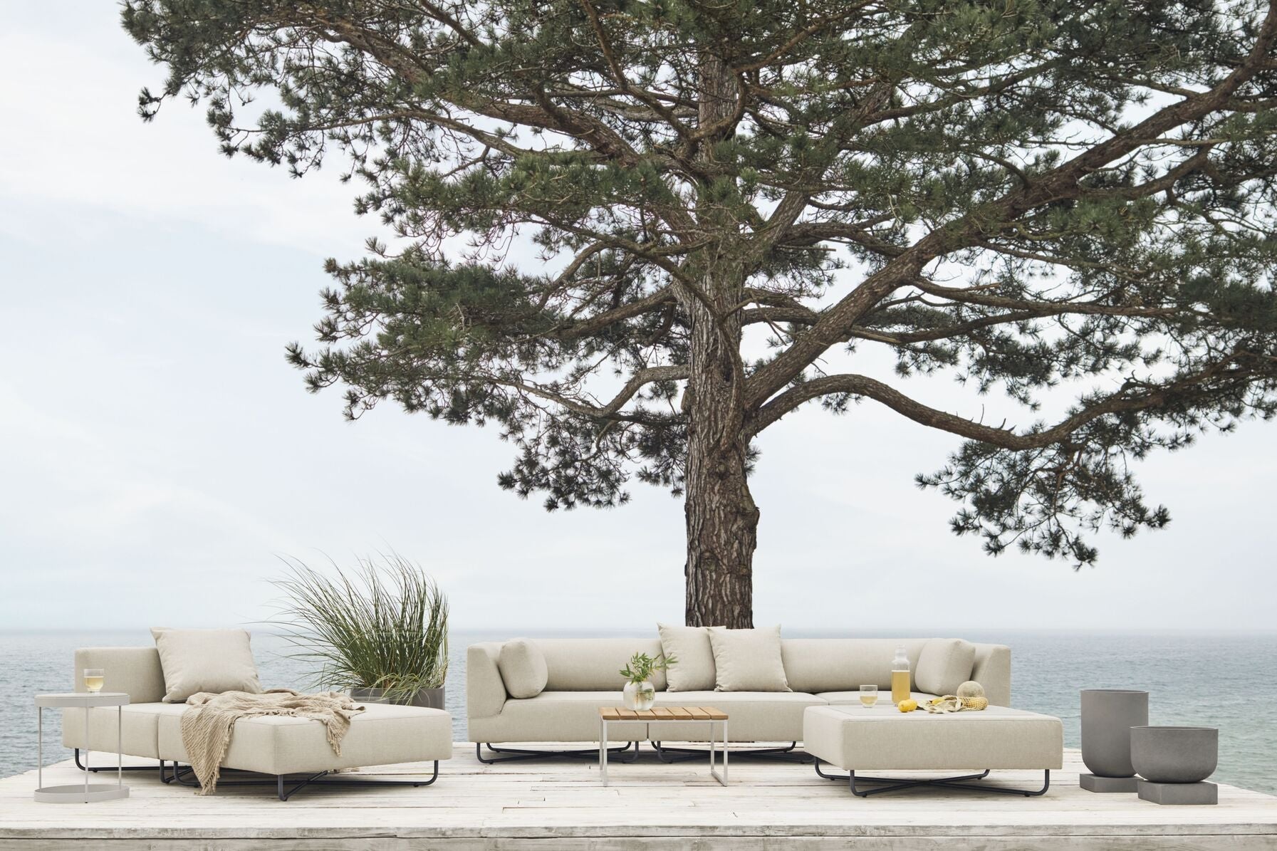 The external coffee table Como wooden top with a steel base