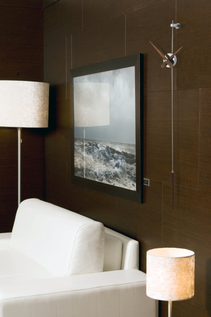 Wanduhr PUNTO Y COMA aus Nussbaum mit Chrom