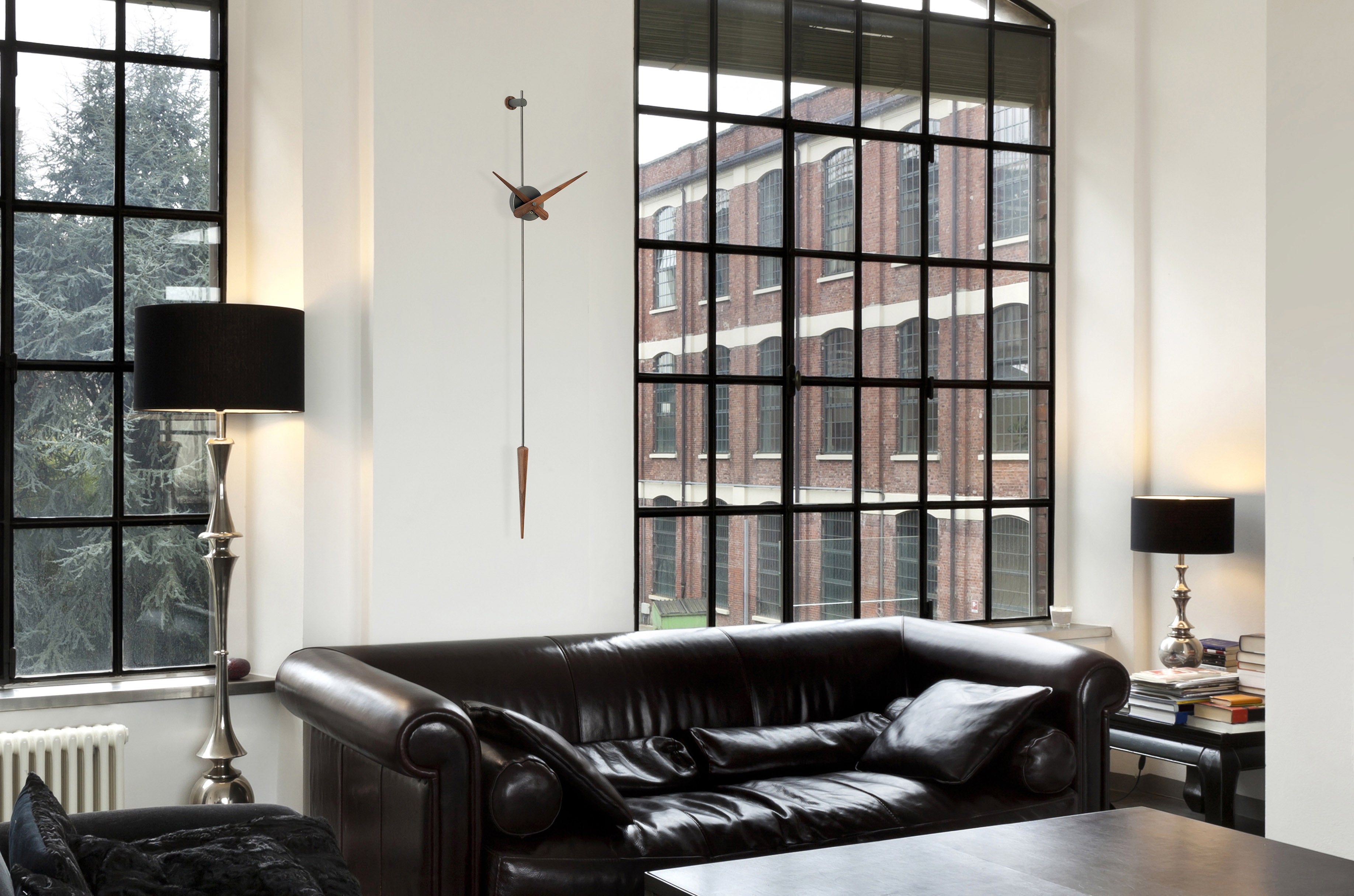 Wanduhr PUNTO Y COMA aus Nussbaum mit Graphit