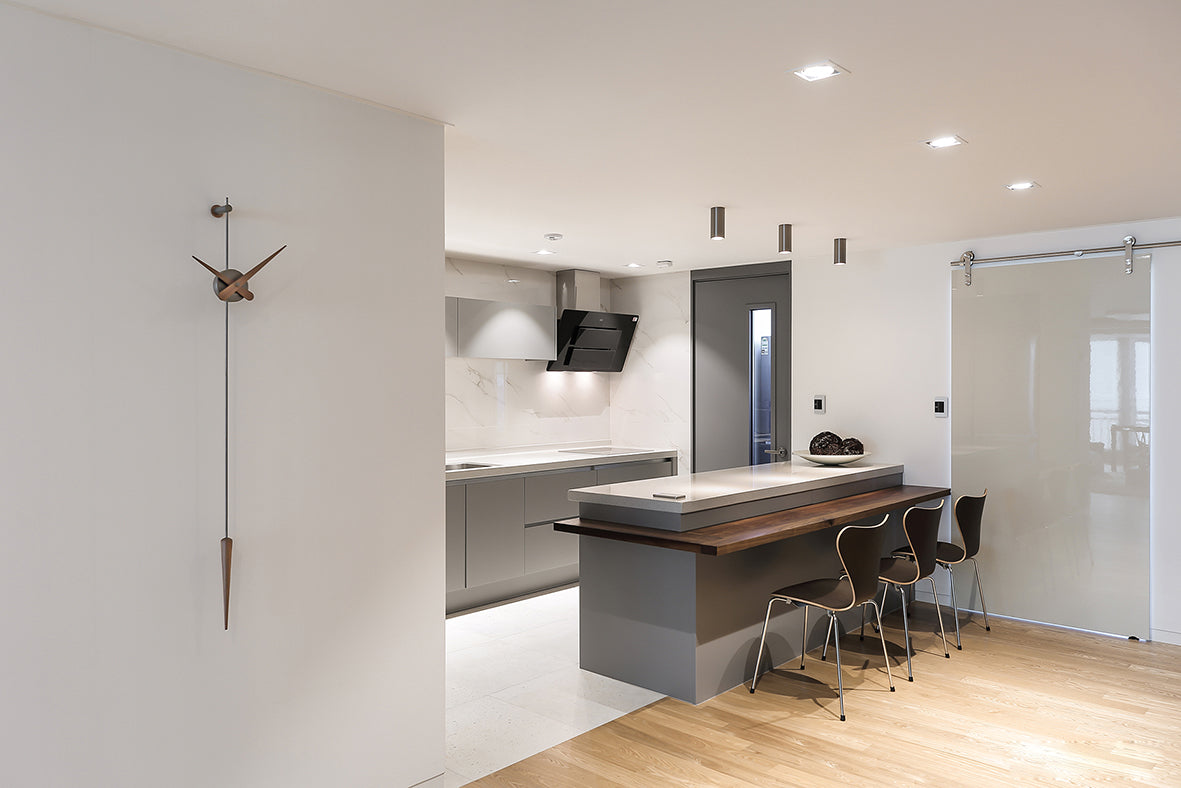 Wanduhr PUNTO Y COMA aus Nussbaum mit Graphit