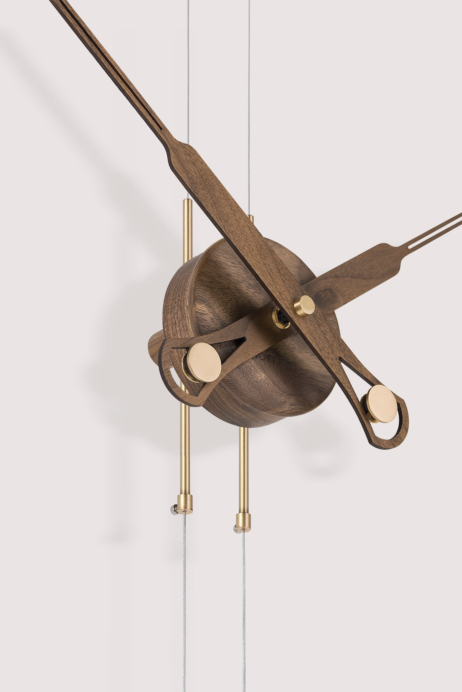 Wanduhr PENDULO PREMIUM aus Nussbaumholz mit messingfarbener Veredelung