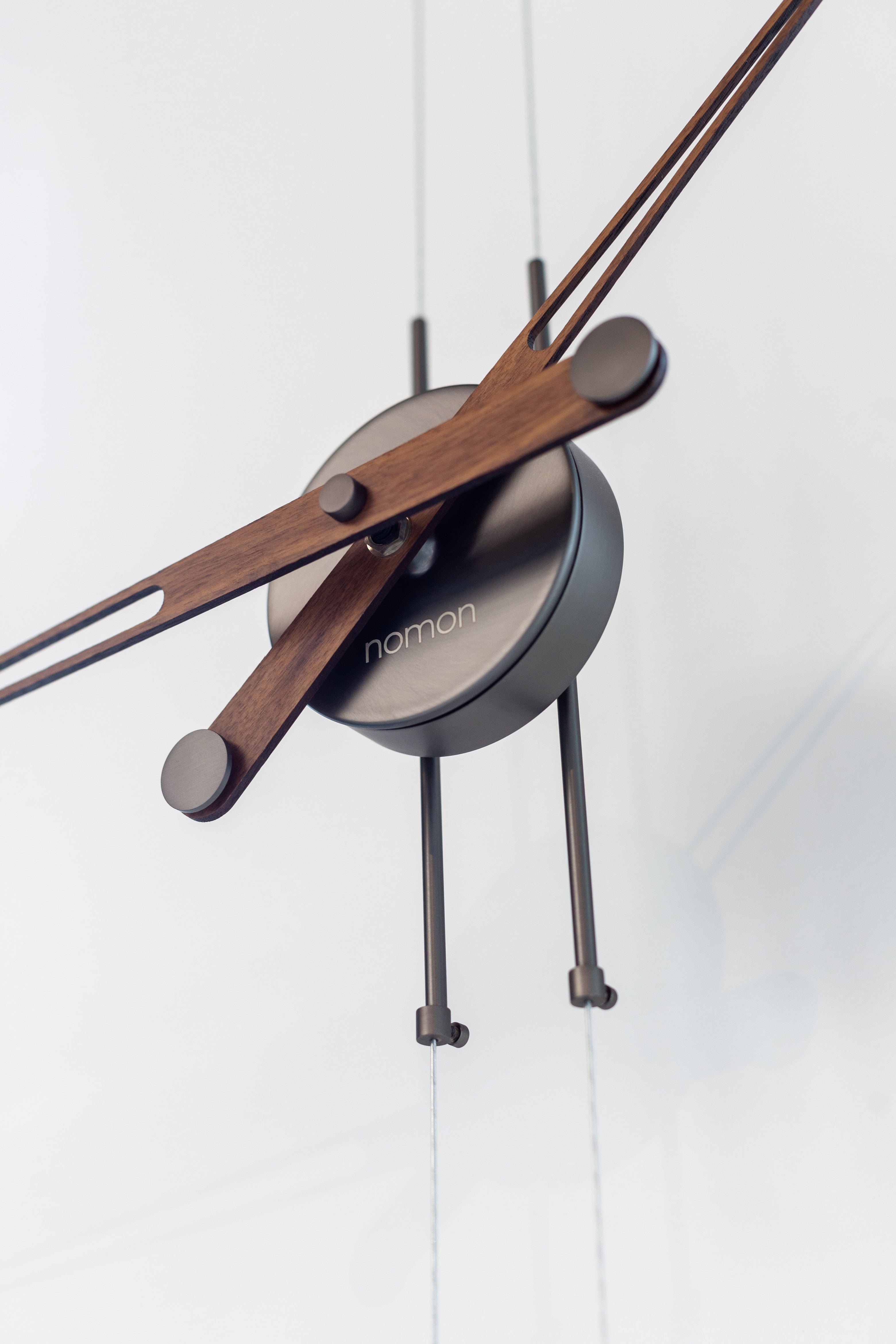 Wanduhr PENDULO aus Nussbaum mit Graphit