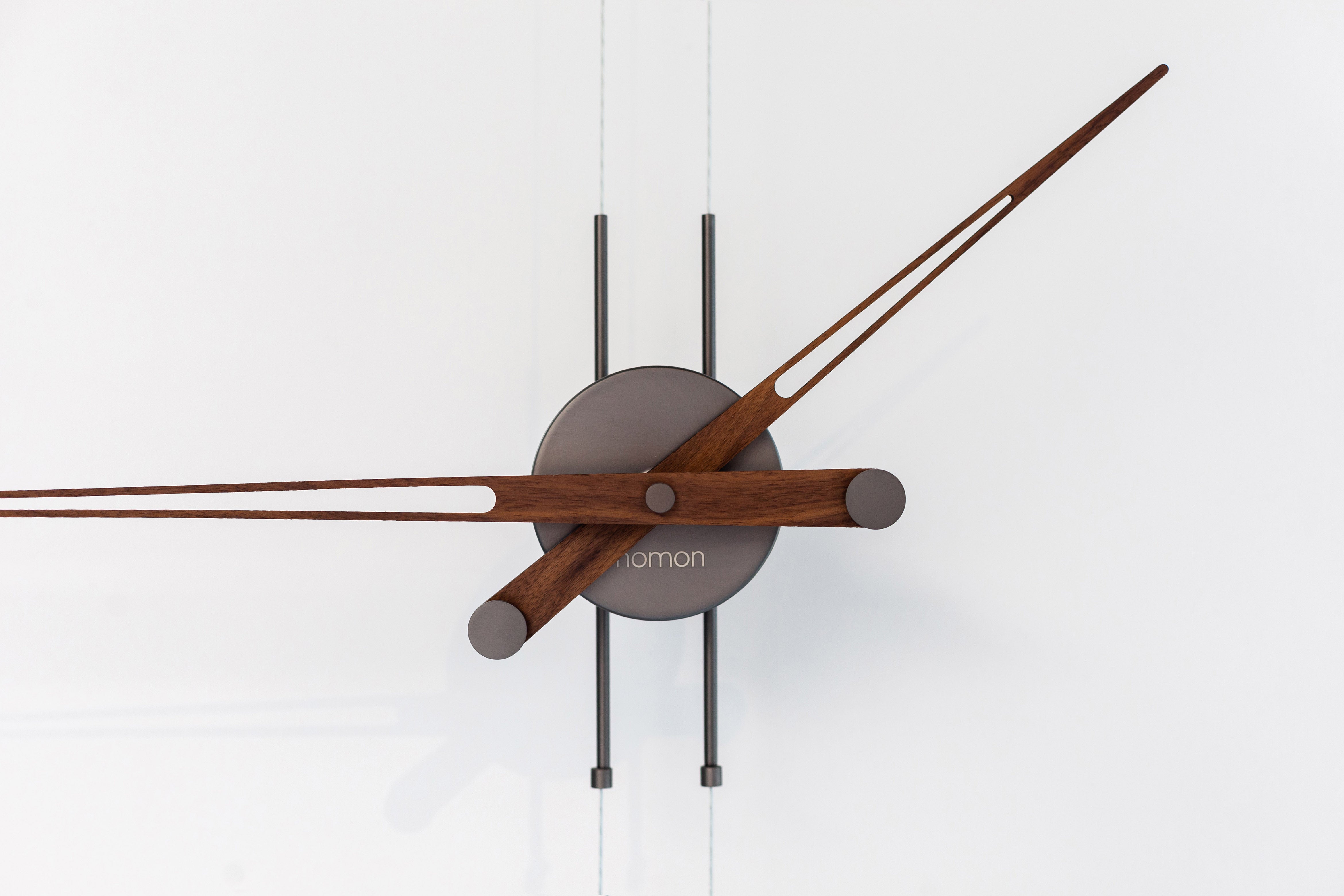 Wanduhr PENDULO aus Nussbaum mit Graphit