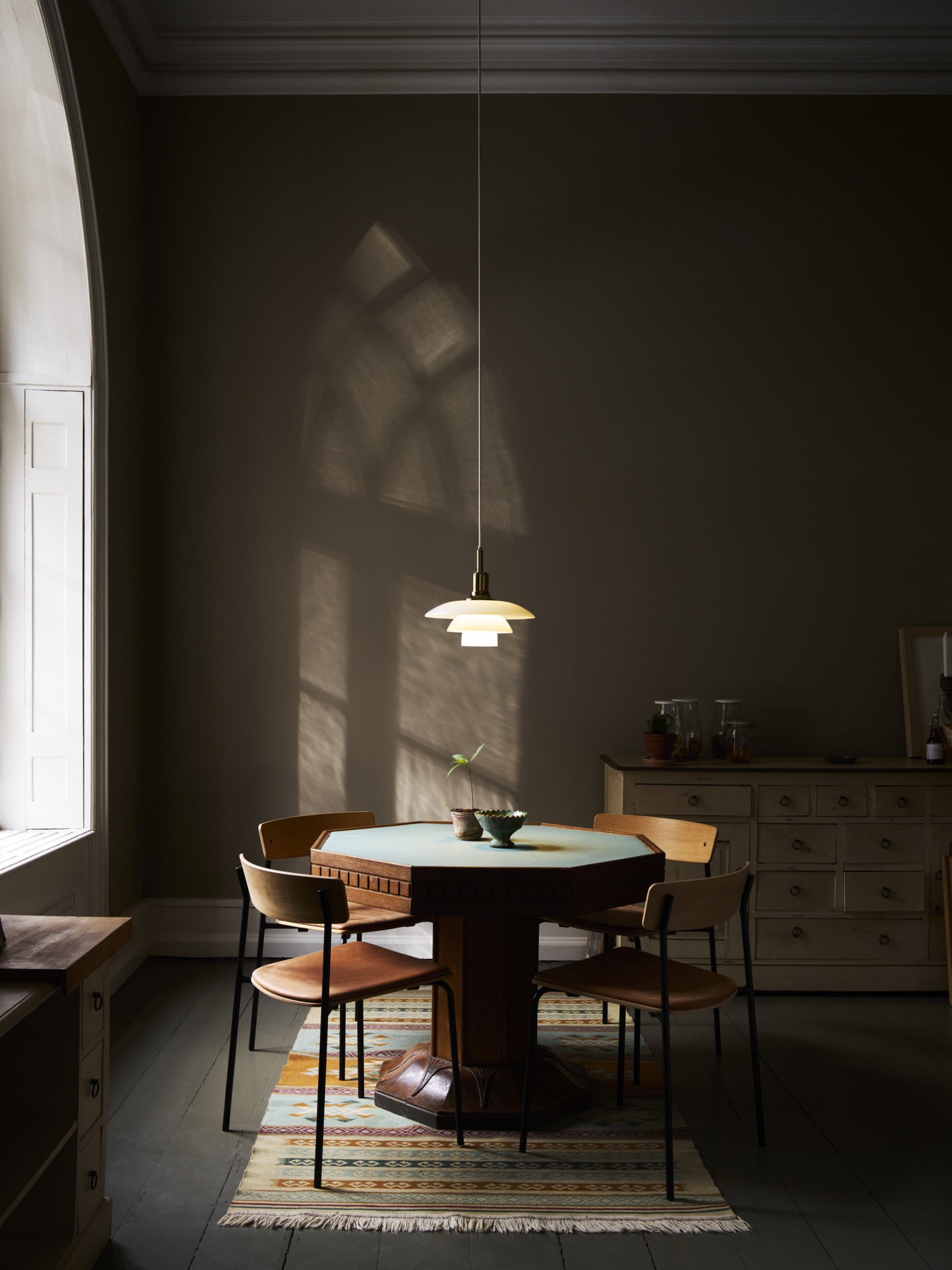 Pendelleuchte PH 3/2 weiß mit messingfarbener Oberfläche