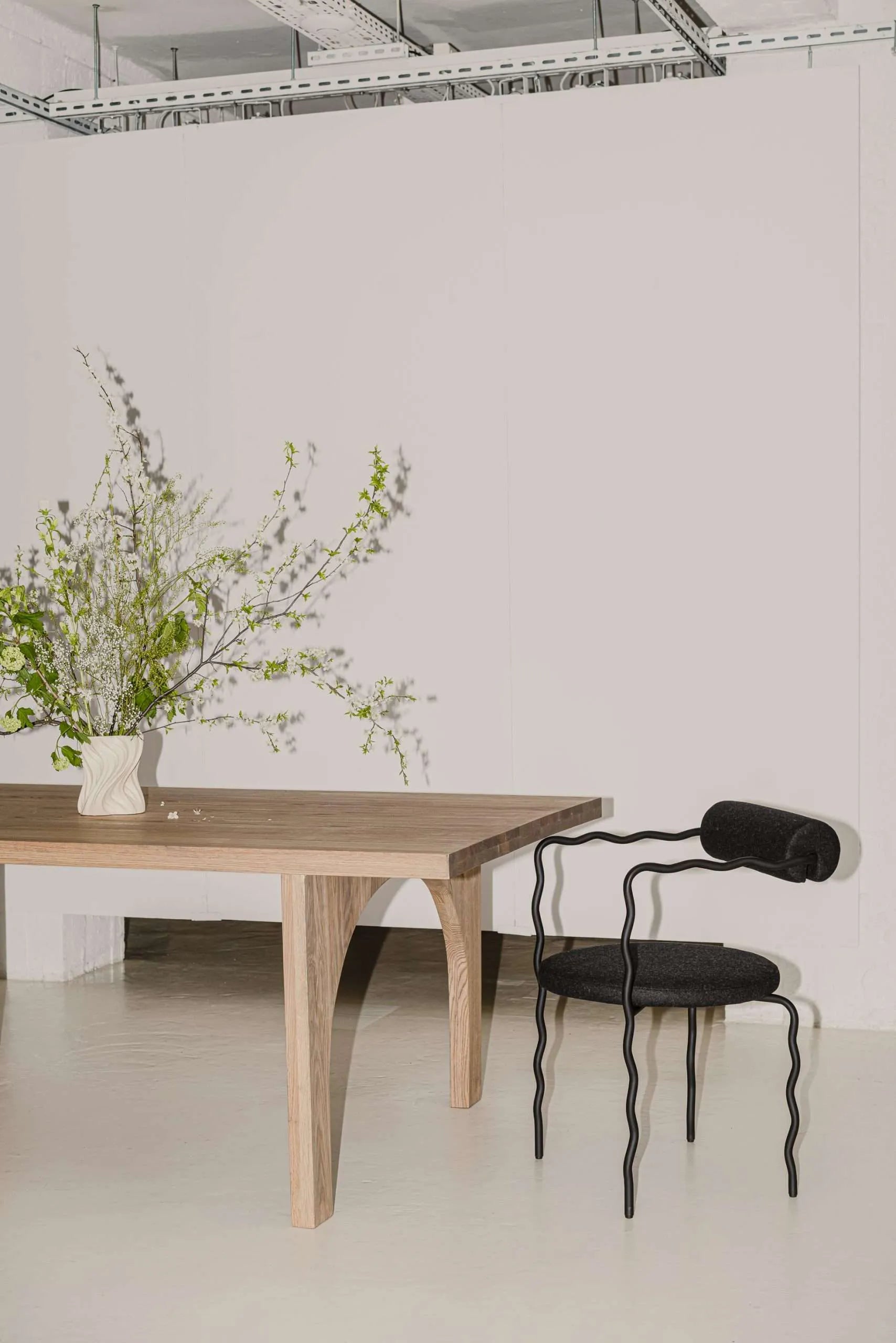 SAGE VAGUE Armlehnstuhl gepolstert mit Metallbasis