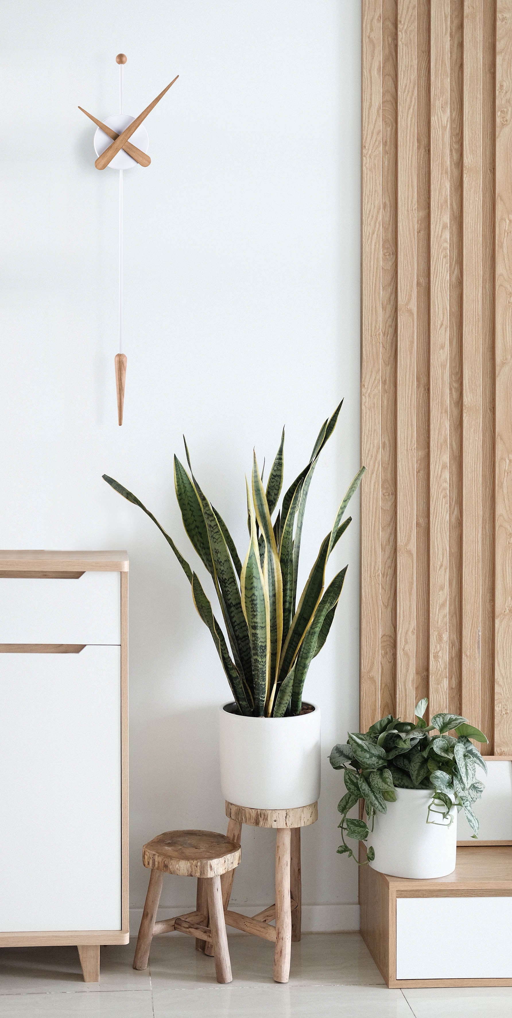 Wanduhr PUNTA aus Eichenholz mit Weiß