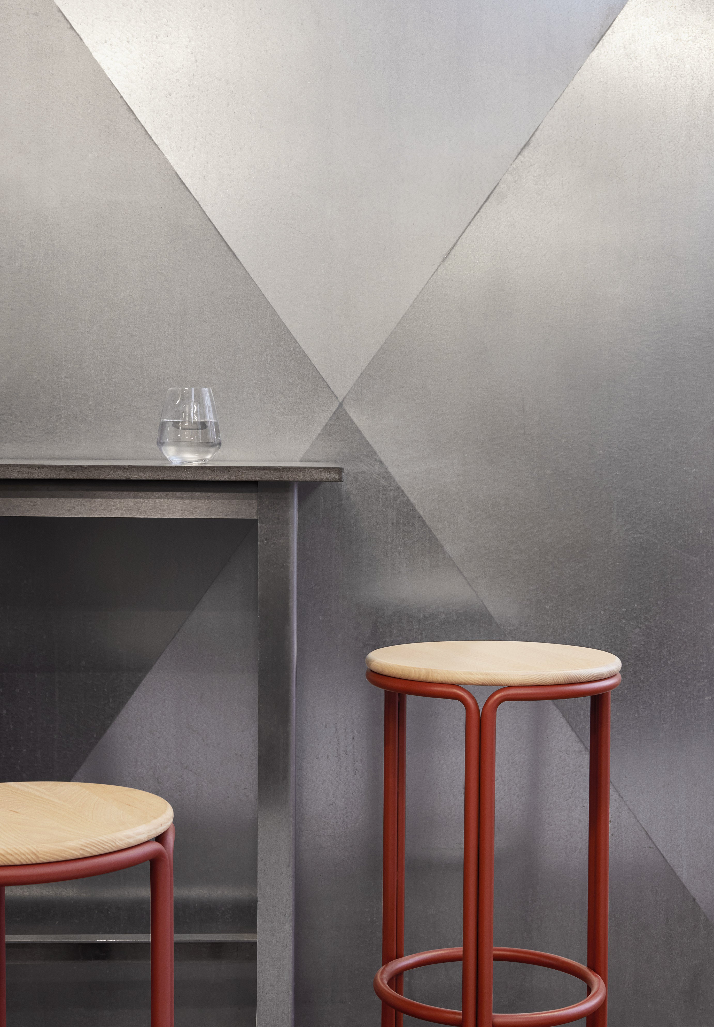 Hocker HARDIE rot mit natürlichem Sitz
