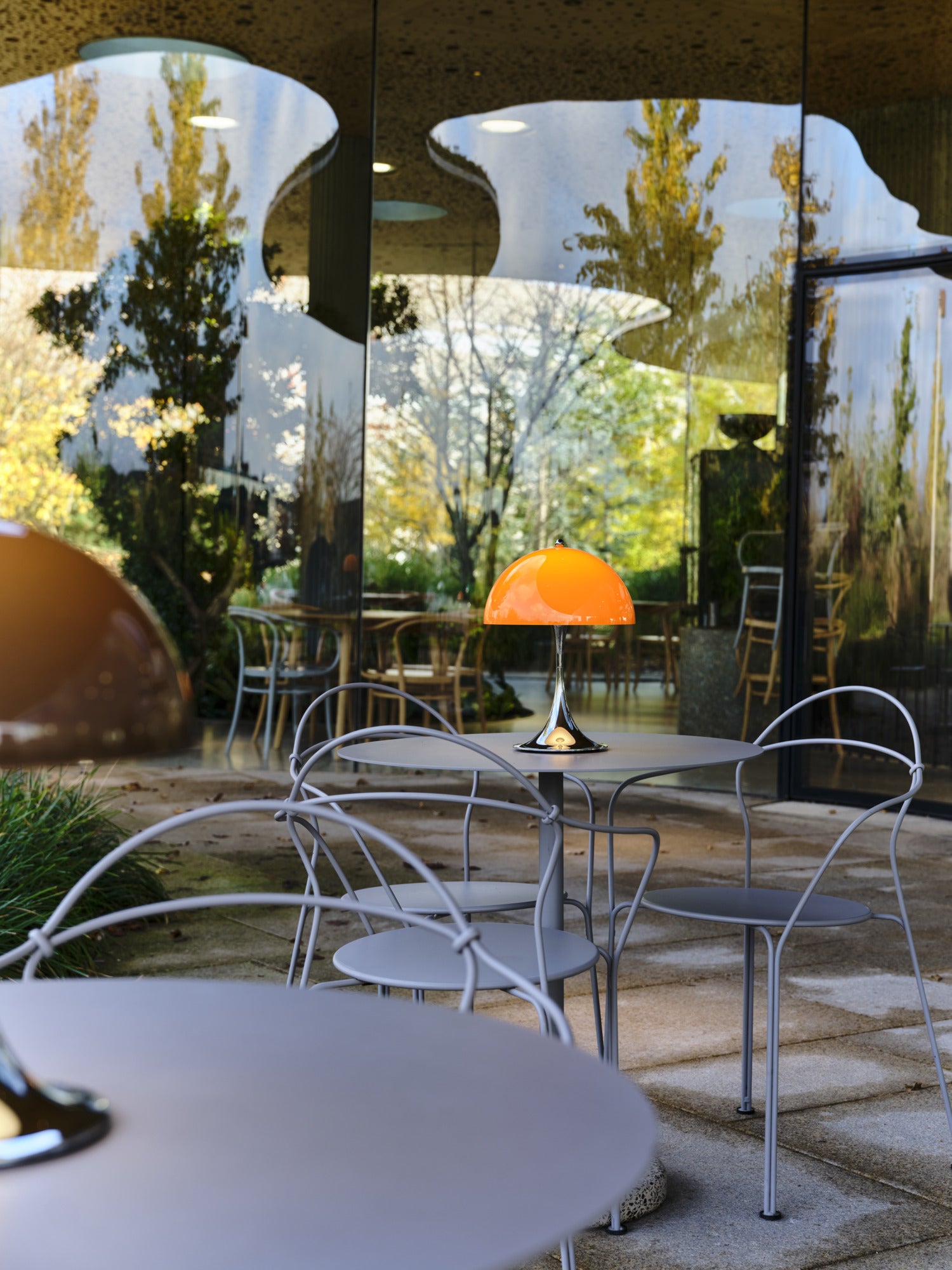 Tragbare Lampe PANTHELLA 250 orange mit verchromtem Fuß