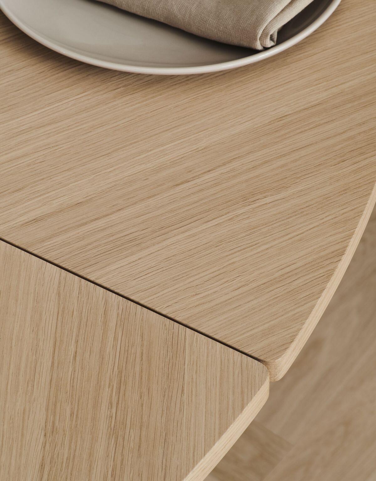 Piro table dark oak veneer