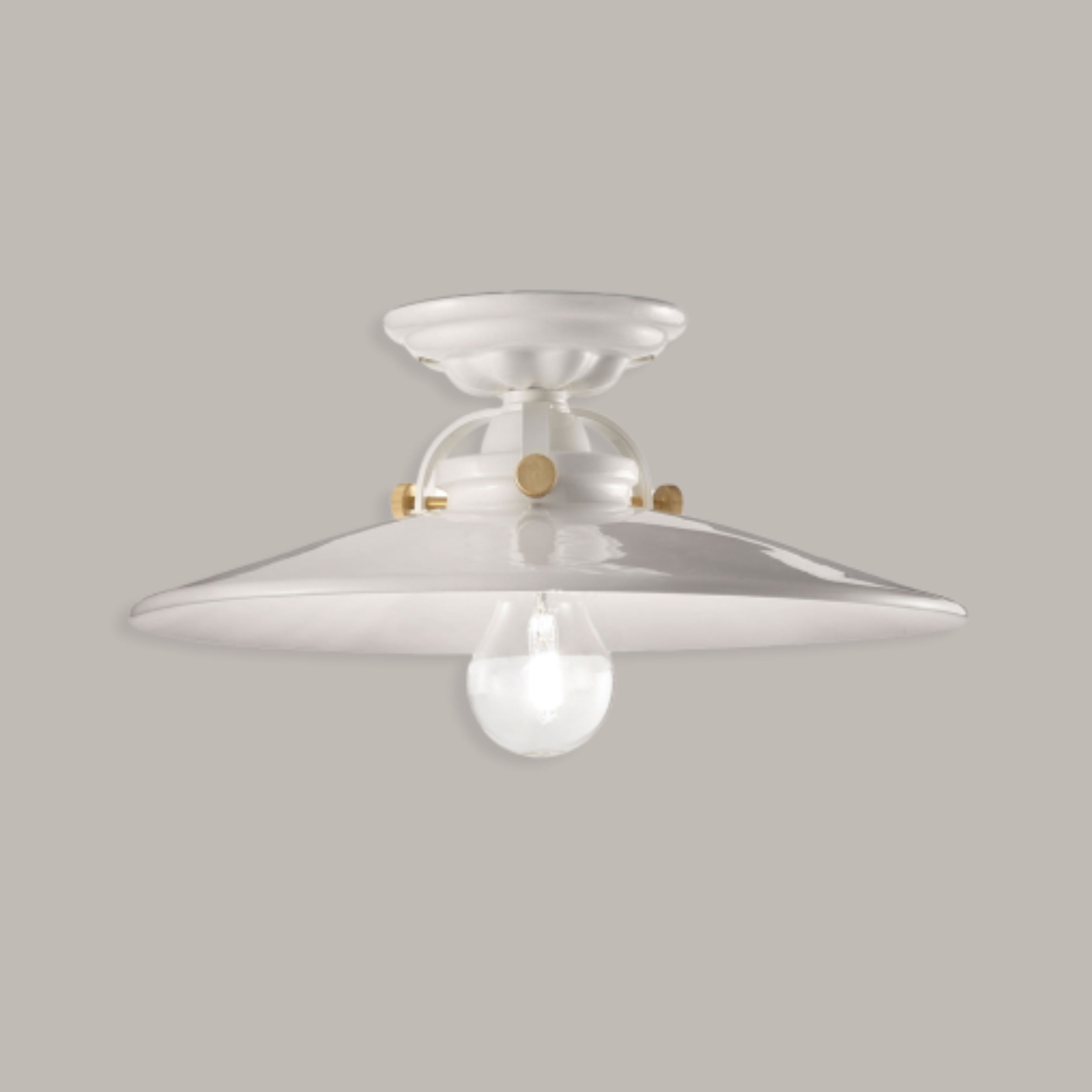 B&W ceramic ceiling lamp in white with brass finish