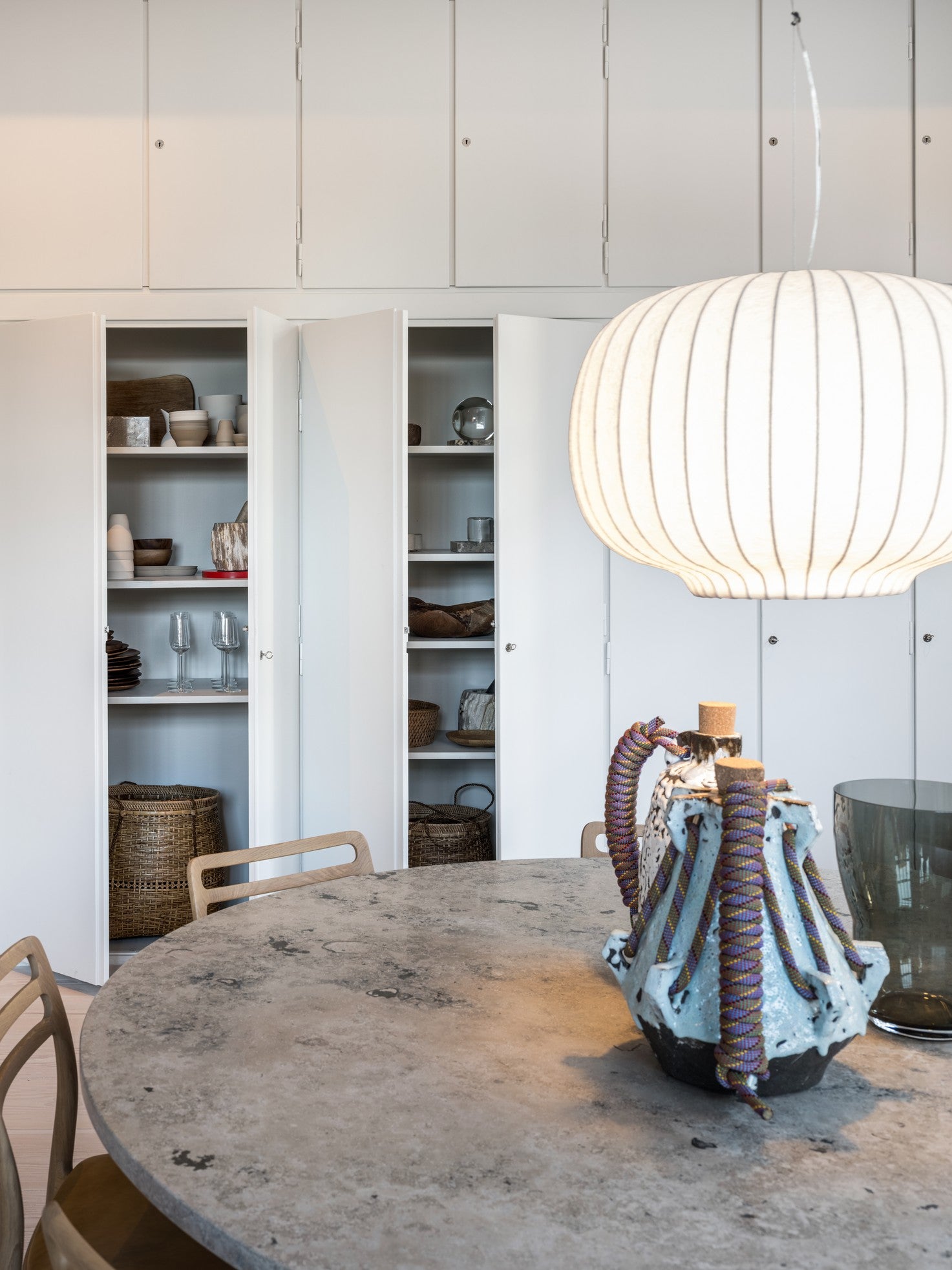 Runder Tisch CABIN mit grauem Kalksteinplatte und heller Eichenbasis