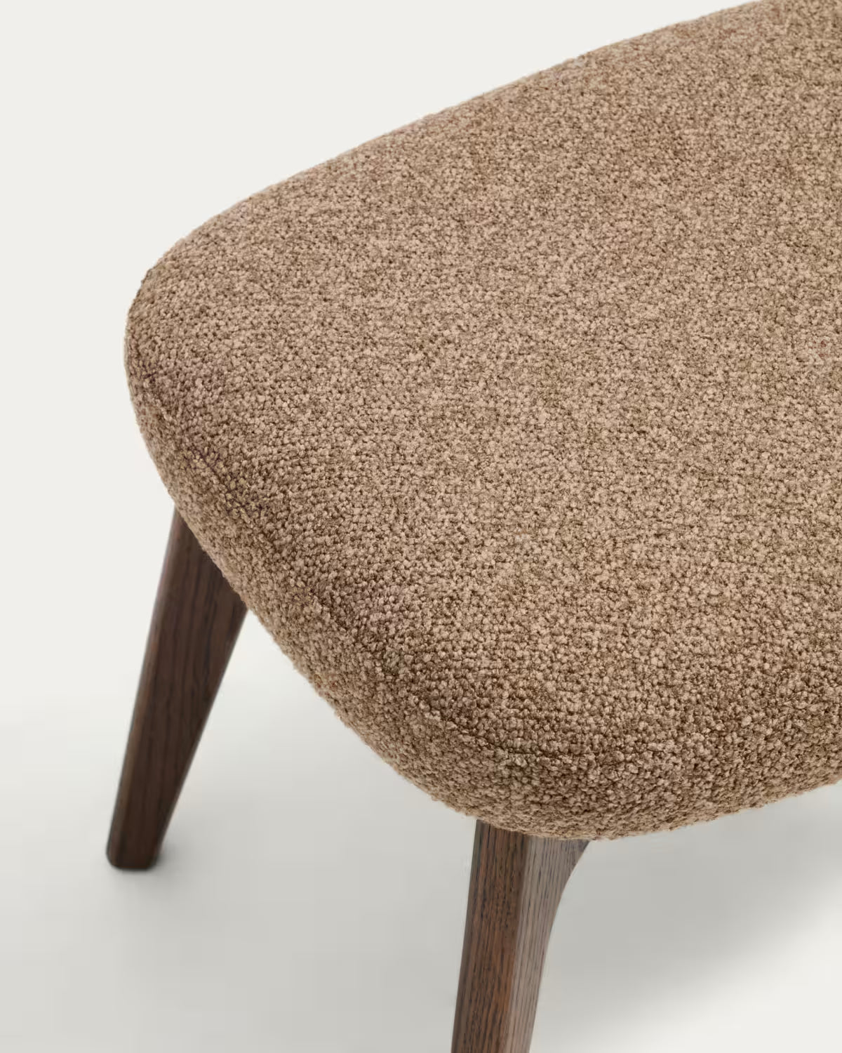 Hocker ADIRAN in hellbraunem Chenille mit dunkler Eichenbasis