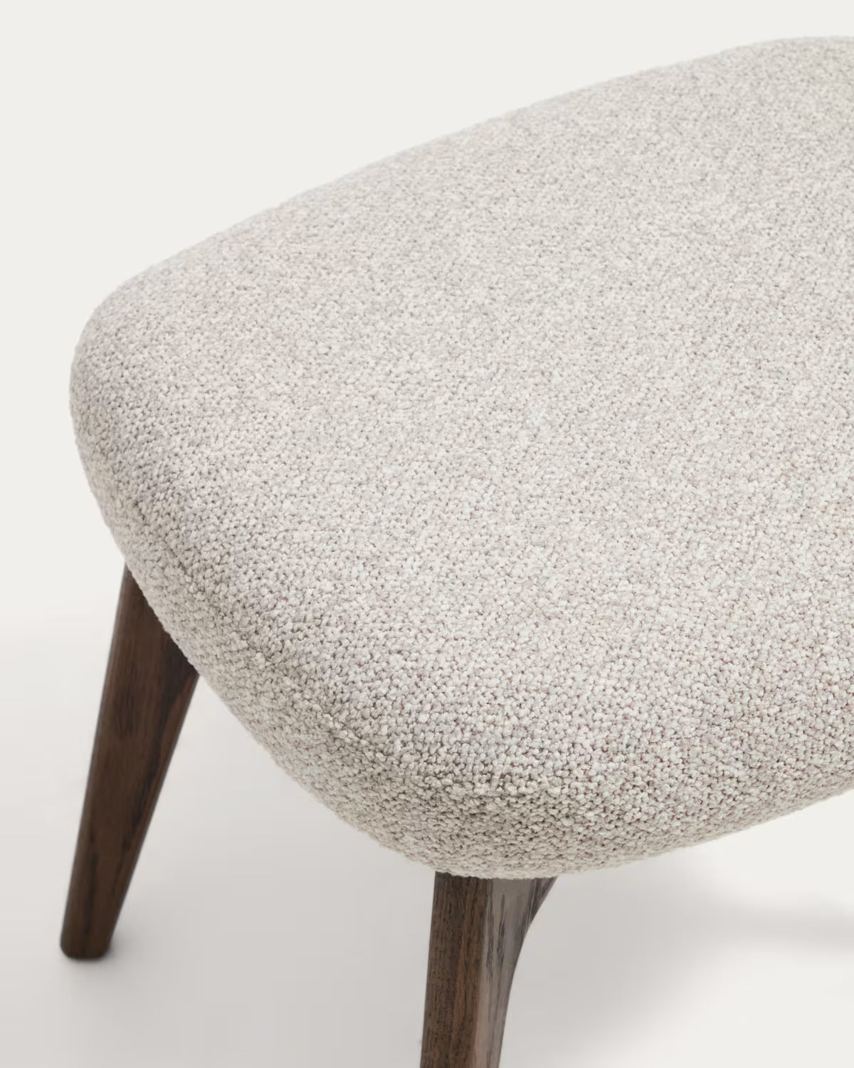 Hocker ADIRAN in jansobez (beige) Chenille mit dunkler Eichenbasis