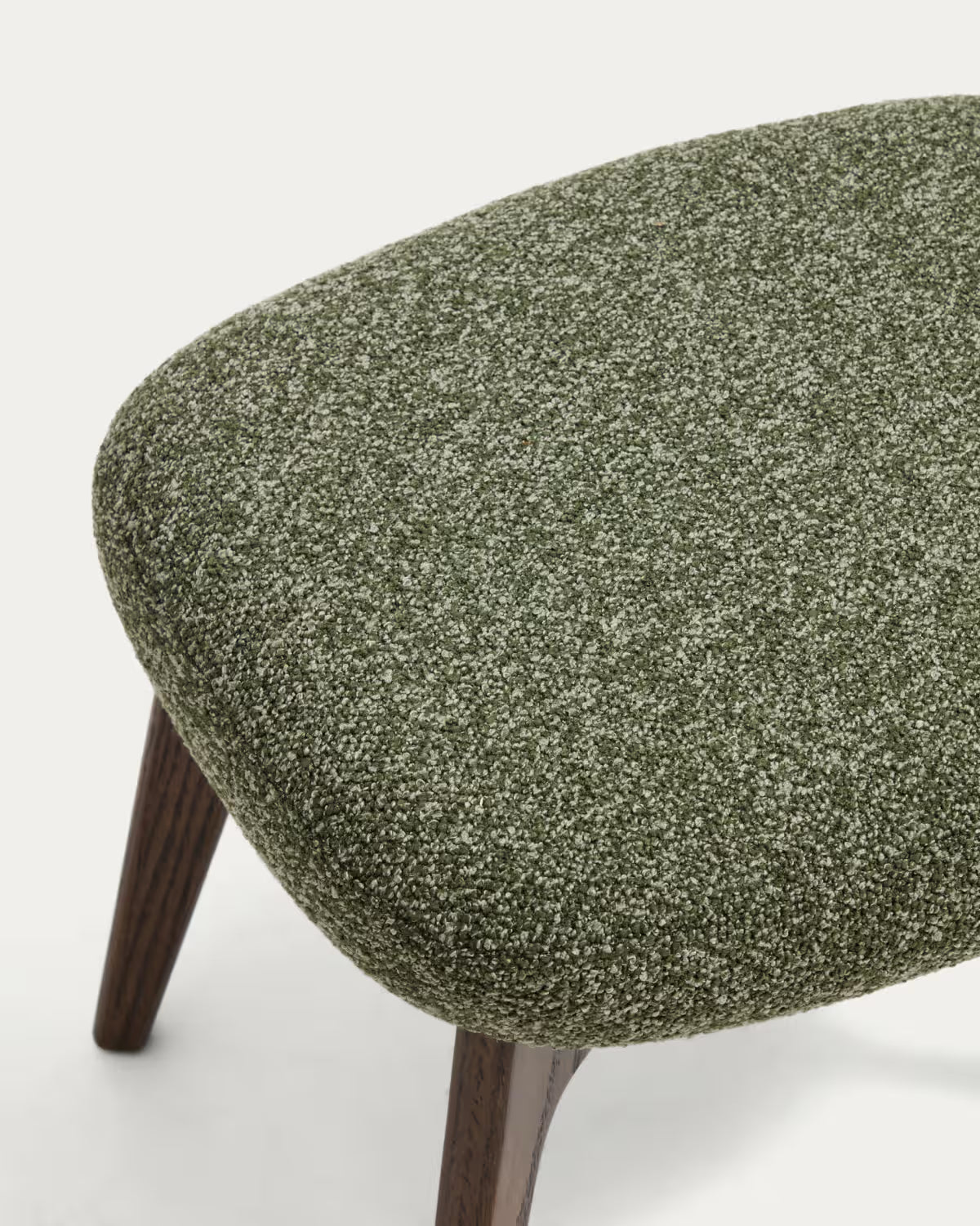 Hocker ADIRAN in grünem Chenille mit dunklem Eichenfuß.