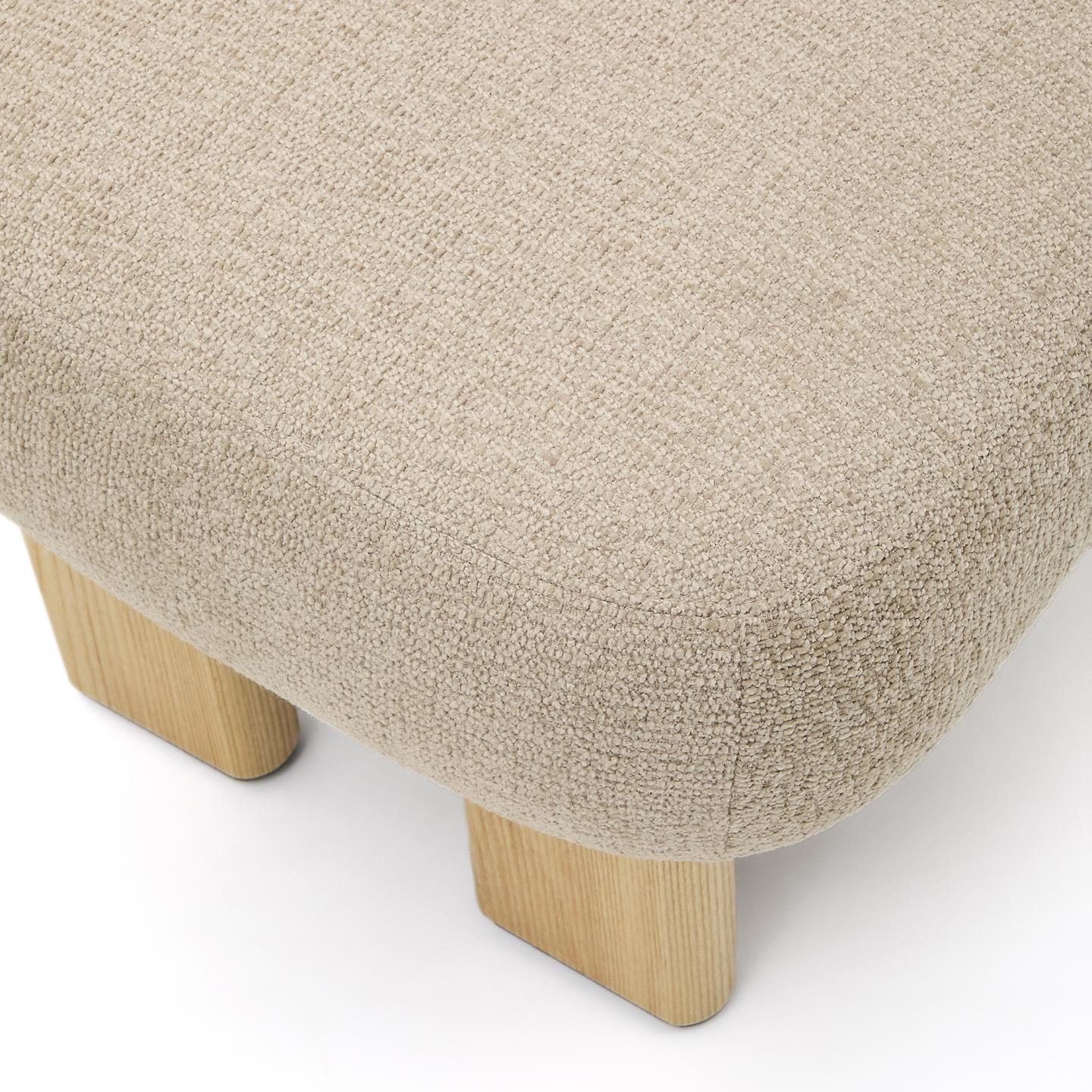 NEMA Beigefarbener Chenille-Pouf mit Eschenholzsockel