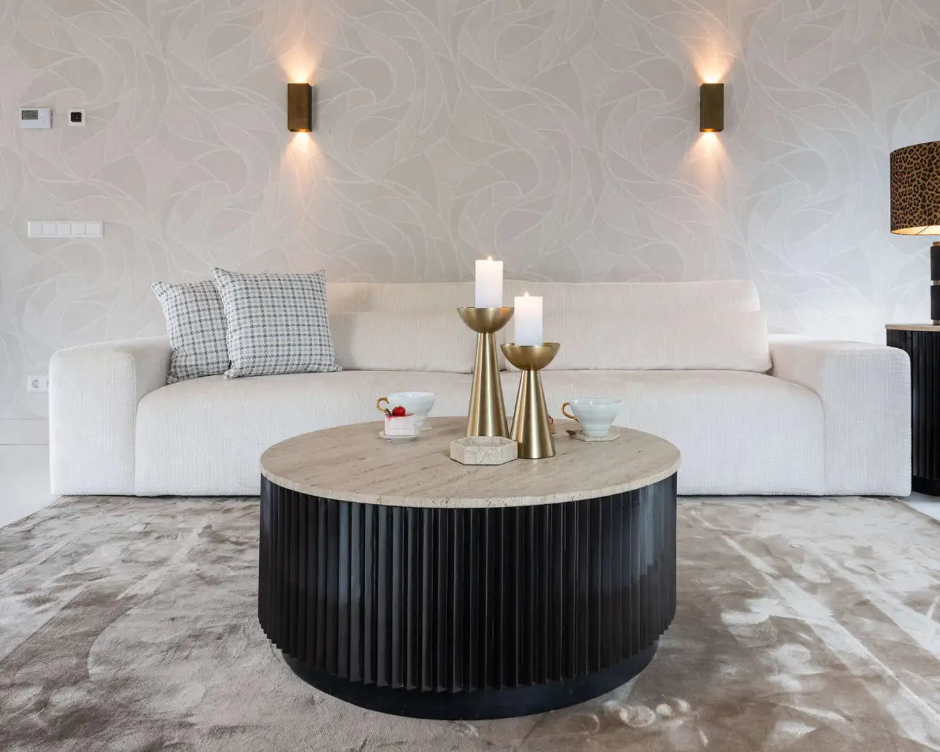 Runder Couchtisch HAMPTON schwarz mit Tischplatte aus Travertin