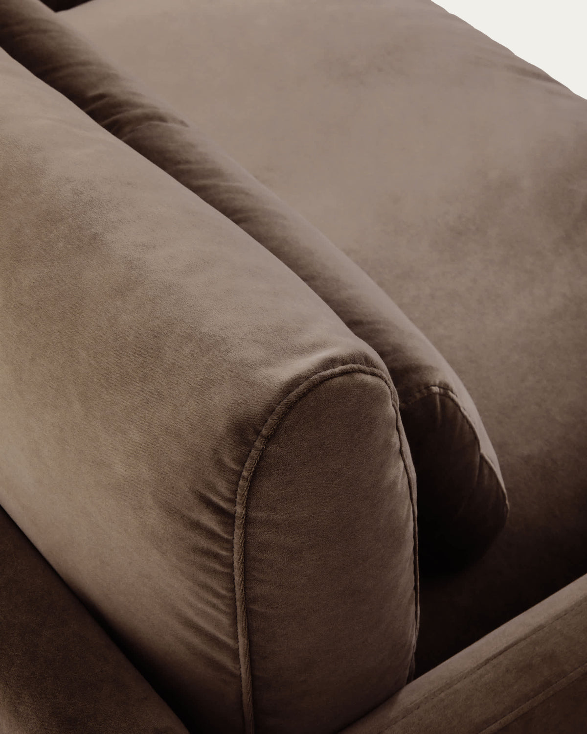 Sofa 3-osobowa VELIRO ciemnobrązowy aksamit z czarnymi metalowymi nogami – ujęcie 6