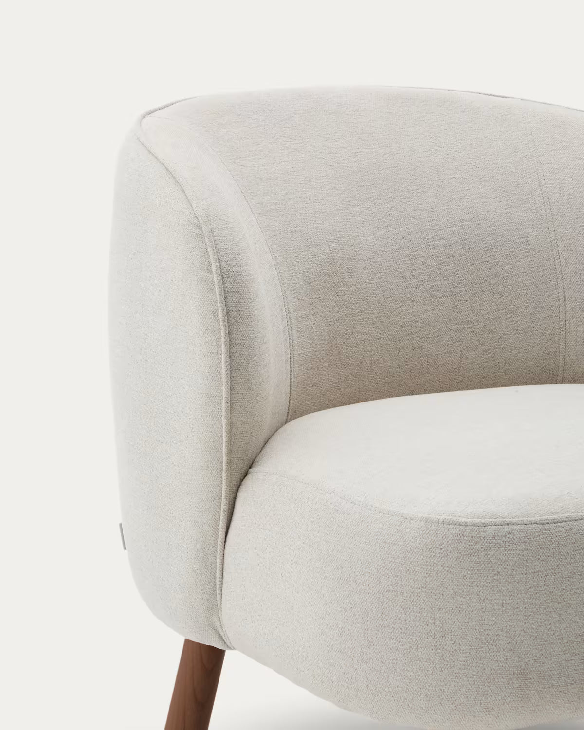 Beige ULIT Sessel aus Chenille mit dunklem Eschenholzgestell