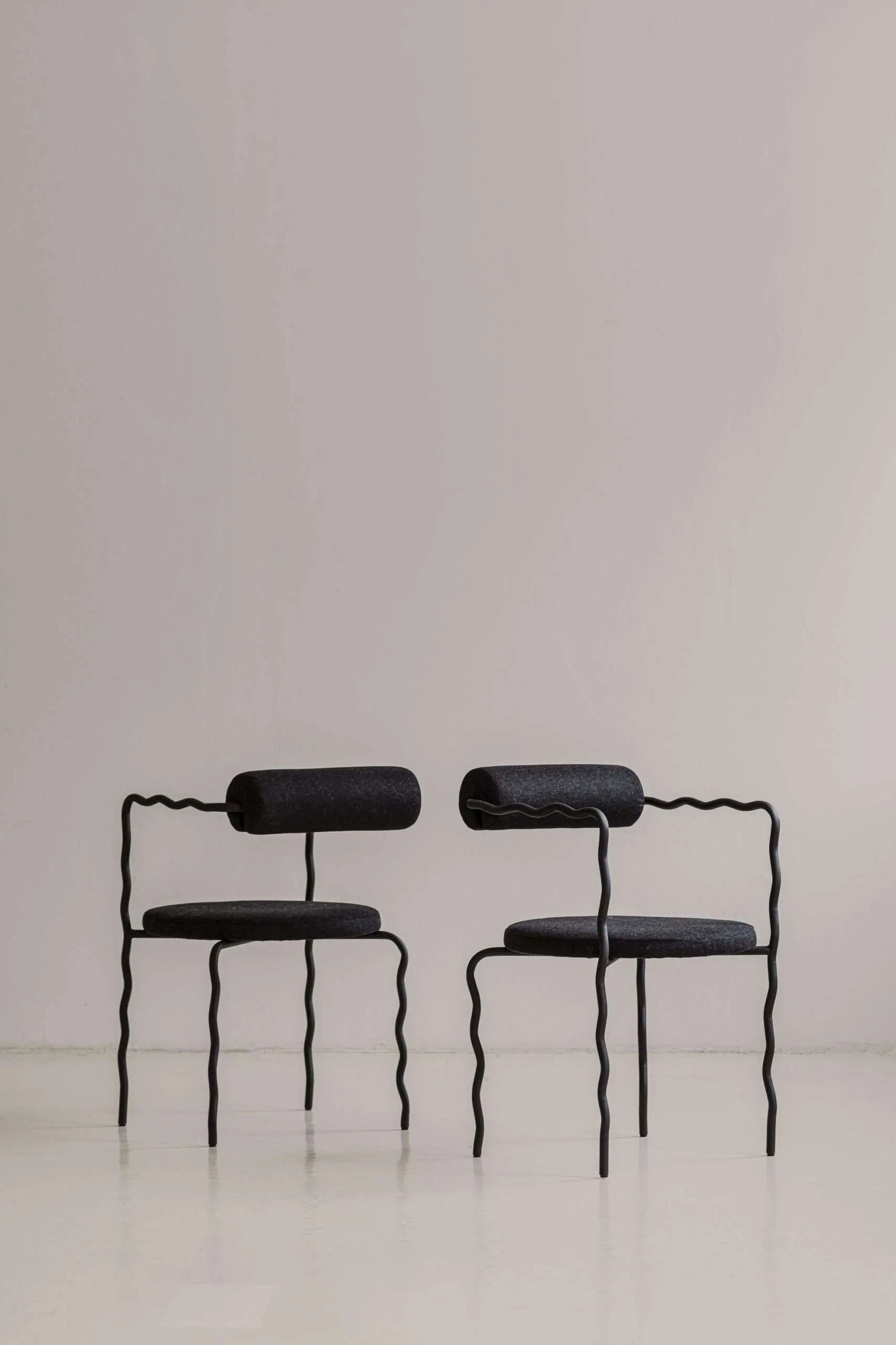 SAGE VAGUE Armlehnstuhl gepolstert mit Metallbasis