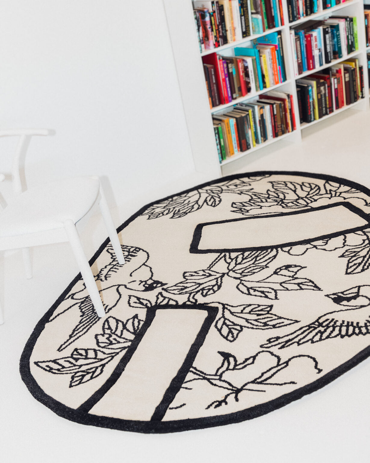 Decorative oval rug SHAPE OF A BREAK black