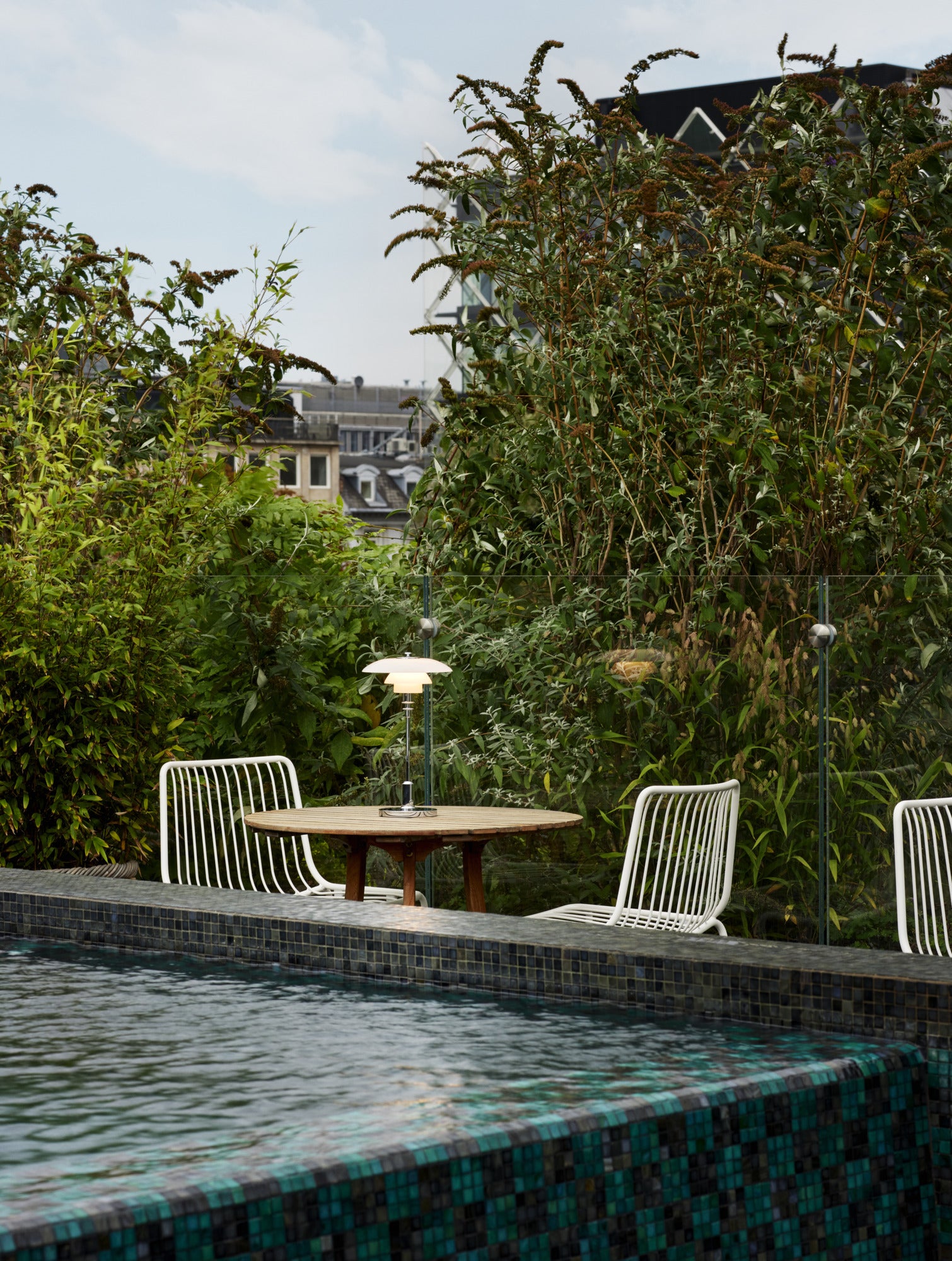 Tragbare Lampe PH 2/1 weiß mit verchromtem Sockel