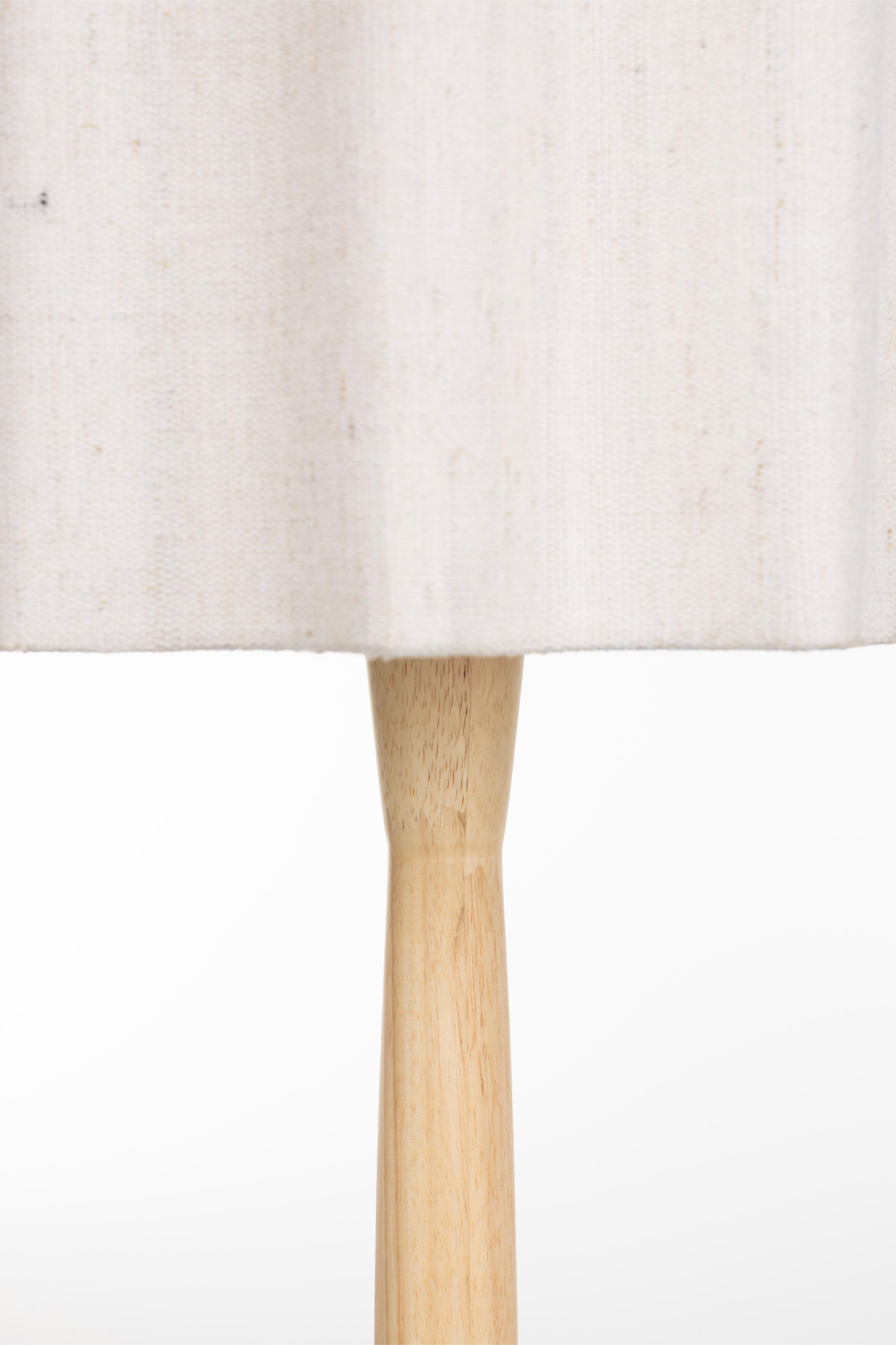 Lampa stołowa SCALLOP złamana biel z drewnianą podstawą