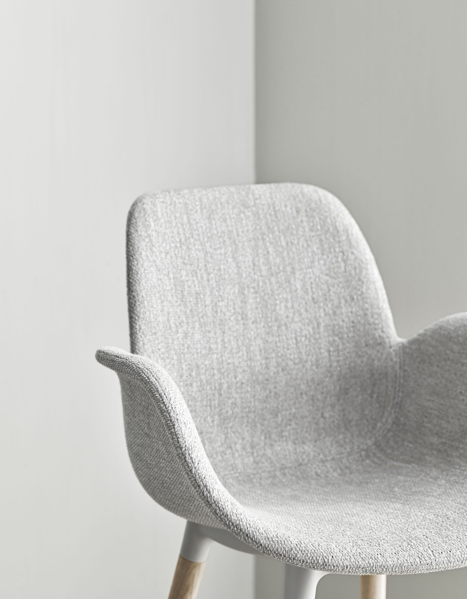 Chair with seed armrests upholstered with an oak base