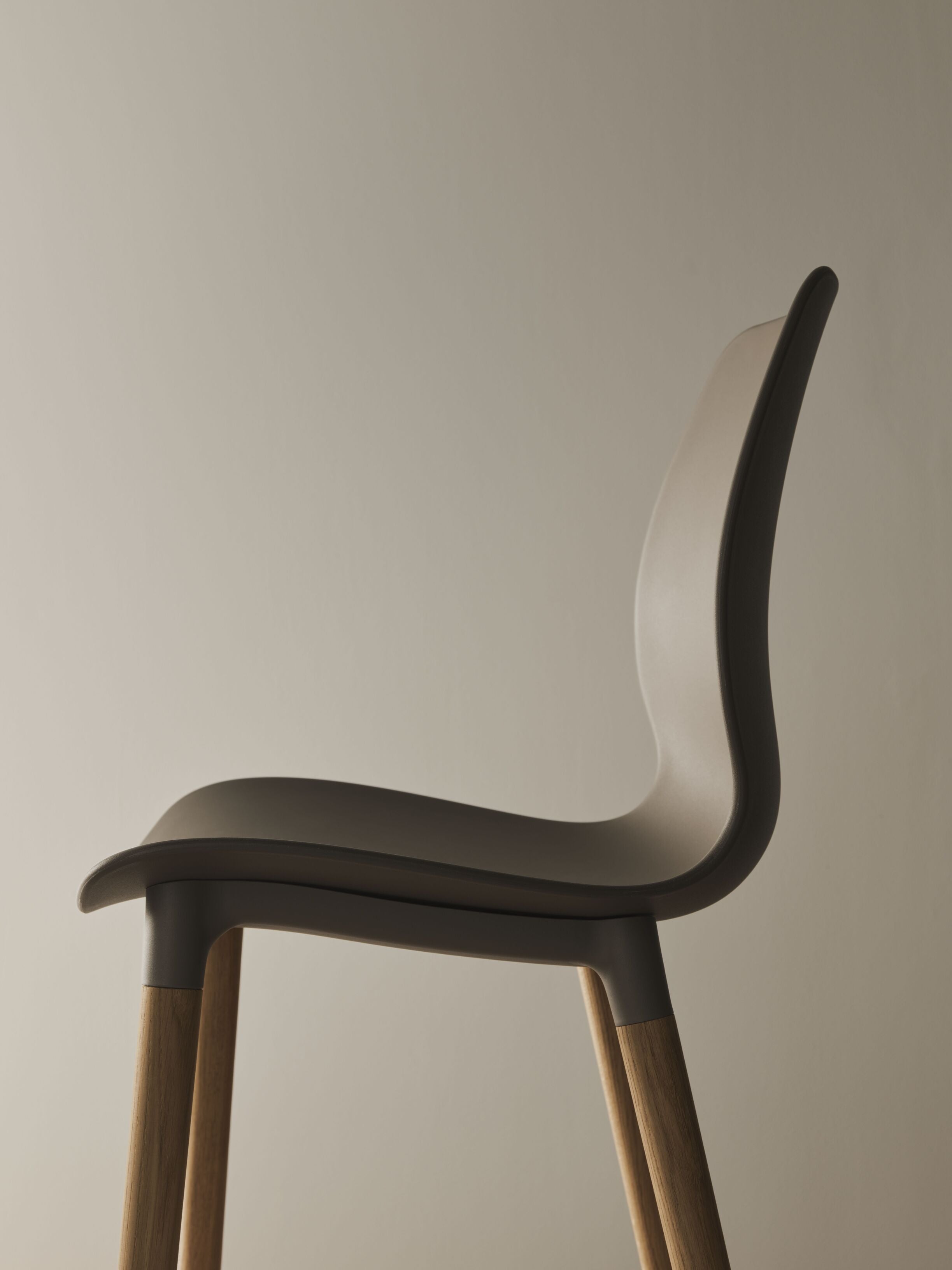 Seed gray chair with a whitened base