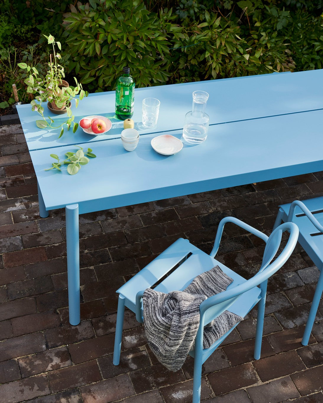 Tisch für den Außenbereich LINEAR blaue Stahl