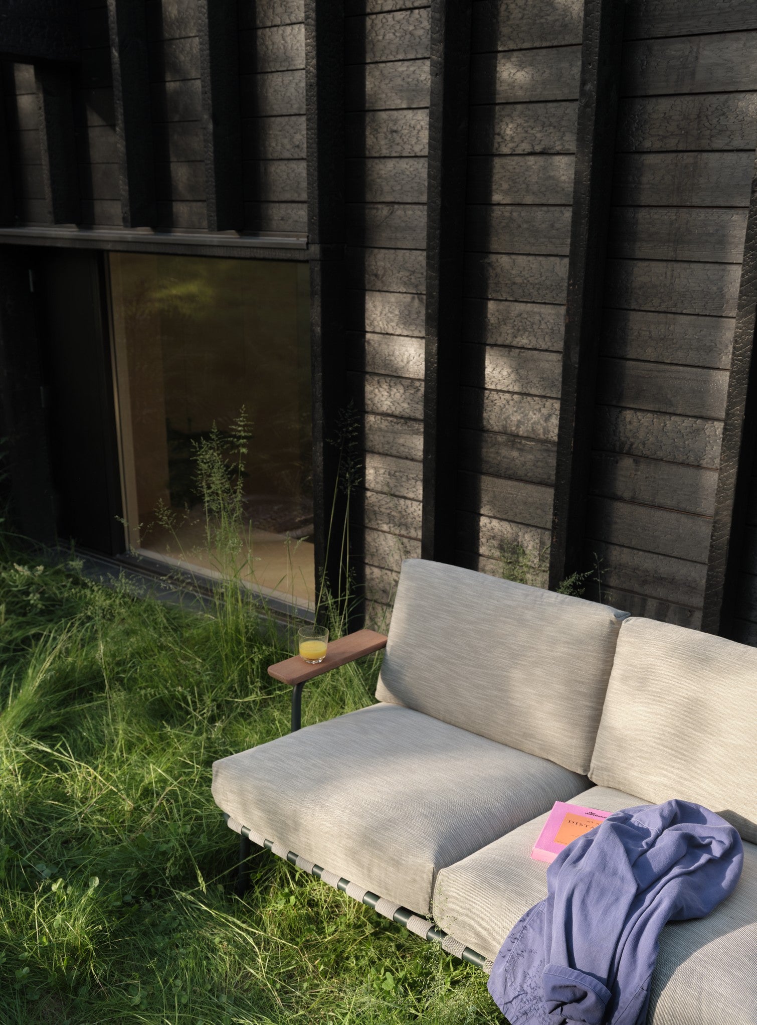 Sofa mit Armlehnen für den Außenbereich 2-sitzig SETTLE grau mit grünem Sockel [Amelia]
