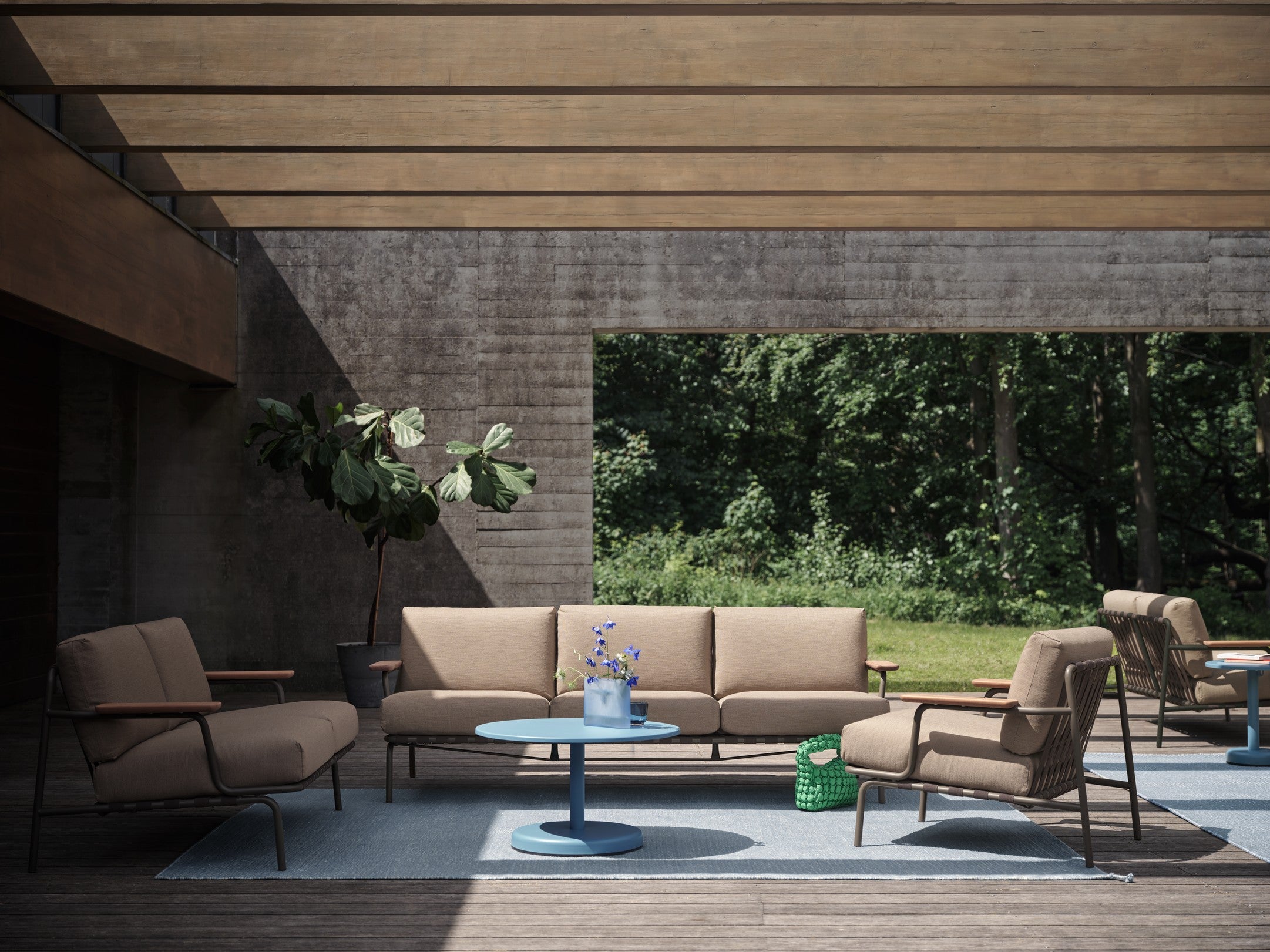 Sofa mit Armlehnen für den Außenbereich 3-sitzig SETTLE braun mit taupefarbener Basis [Amelia]