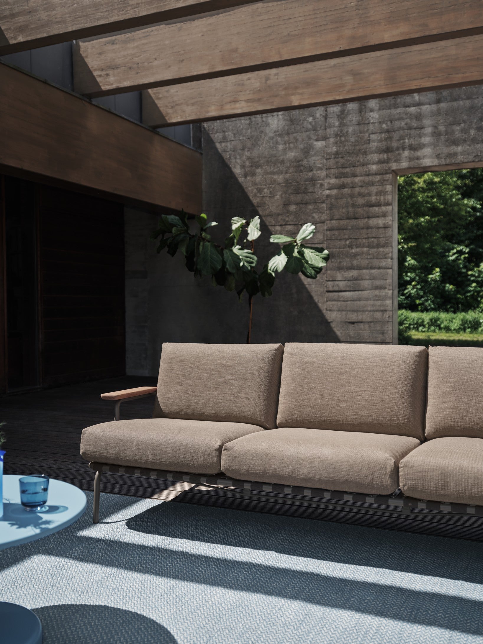 Sofa mit Armlehnen für den Außenbereich 3-sitzig SETTLE braun mit taupefarbener Basis [Amelia]