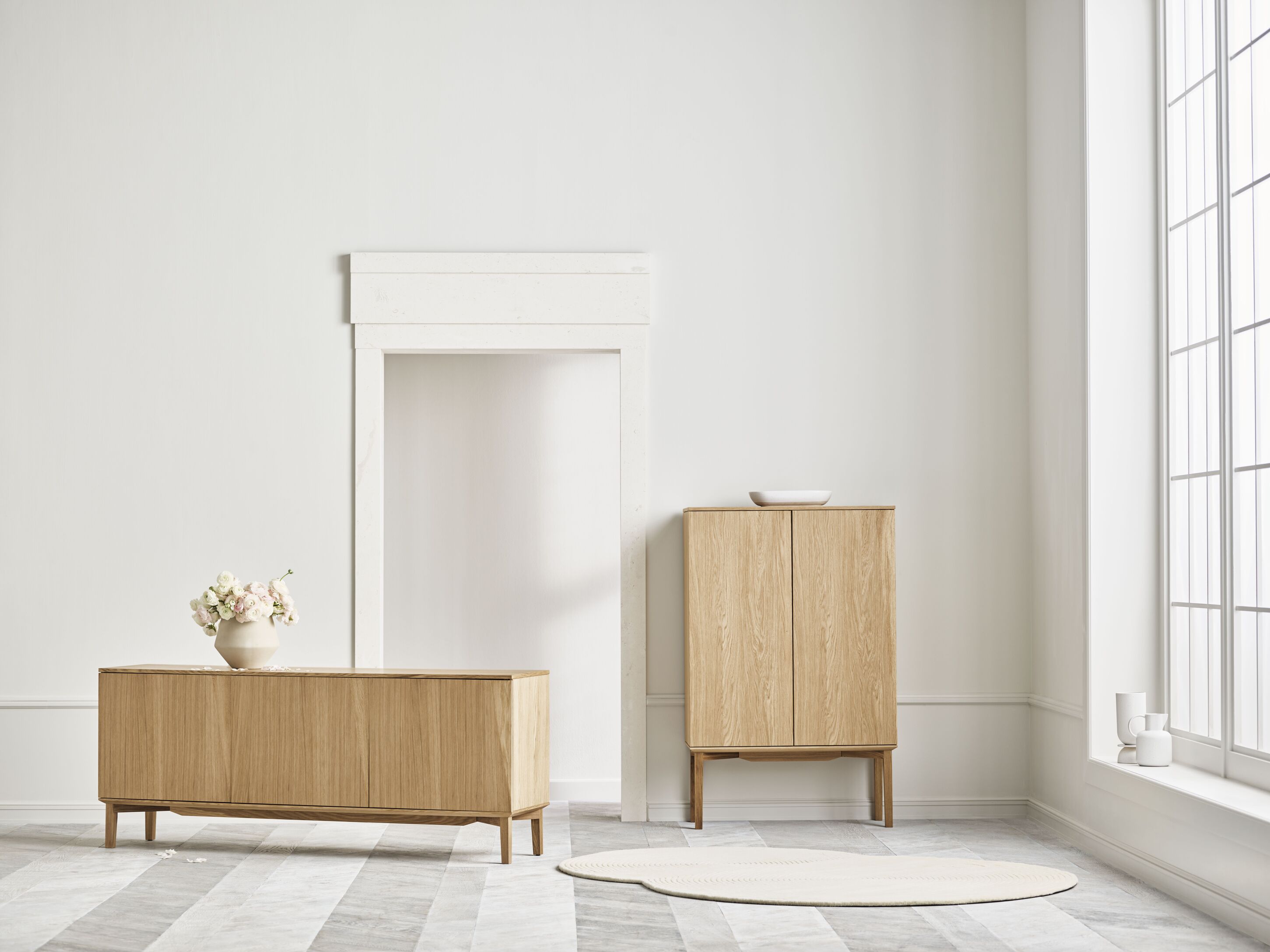 Stille Sideboard -Eichenholz mit einer schwarzen Basis