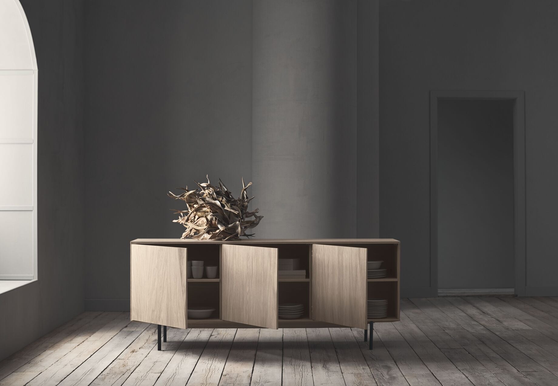 Stille Sideboard -Eichenholz mit einer schwarzen Basis