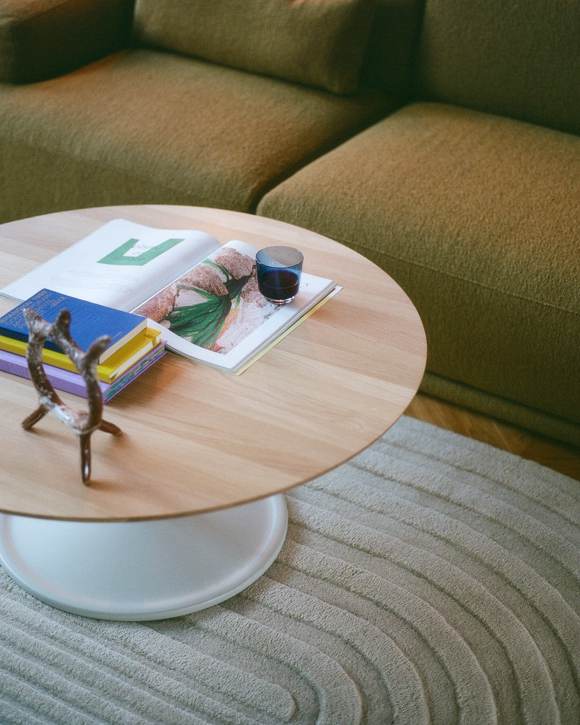 Couchtisch SOFT aus Eichenholz mit hellgrauem Gestell