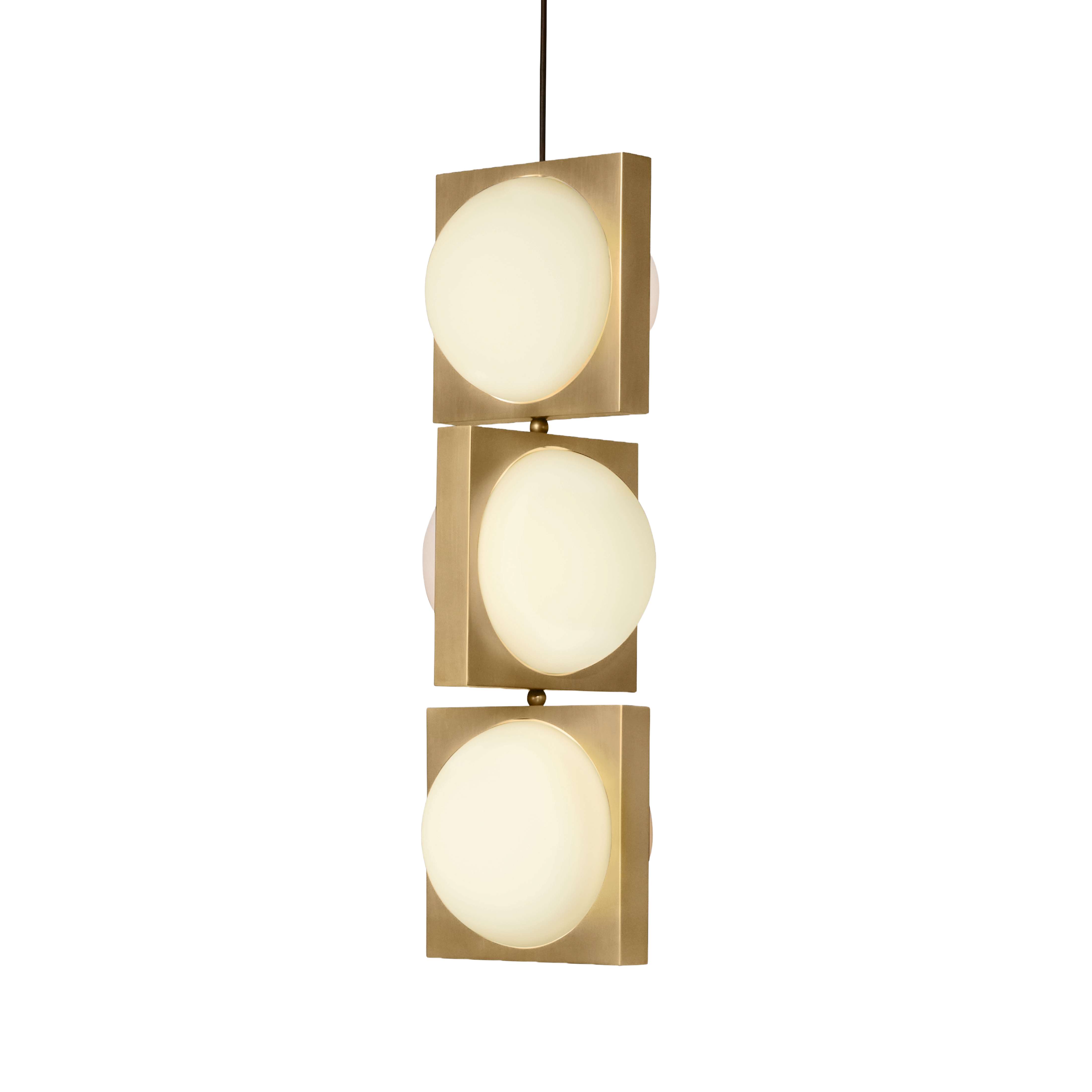 Pendelleuchte SOLSTICE TRIO mit opalem Schirm und Messingdetails