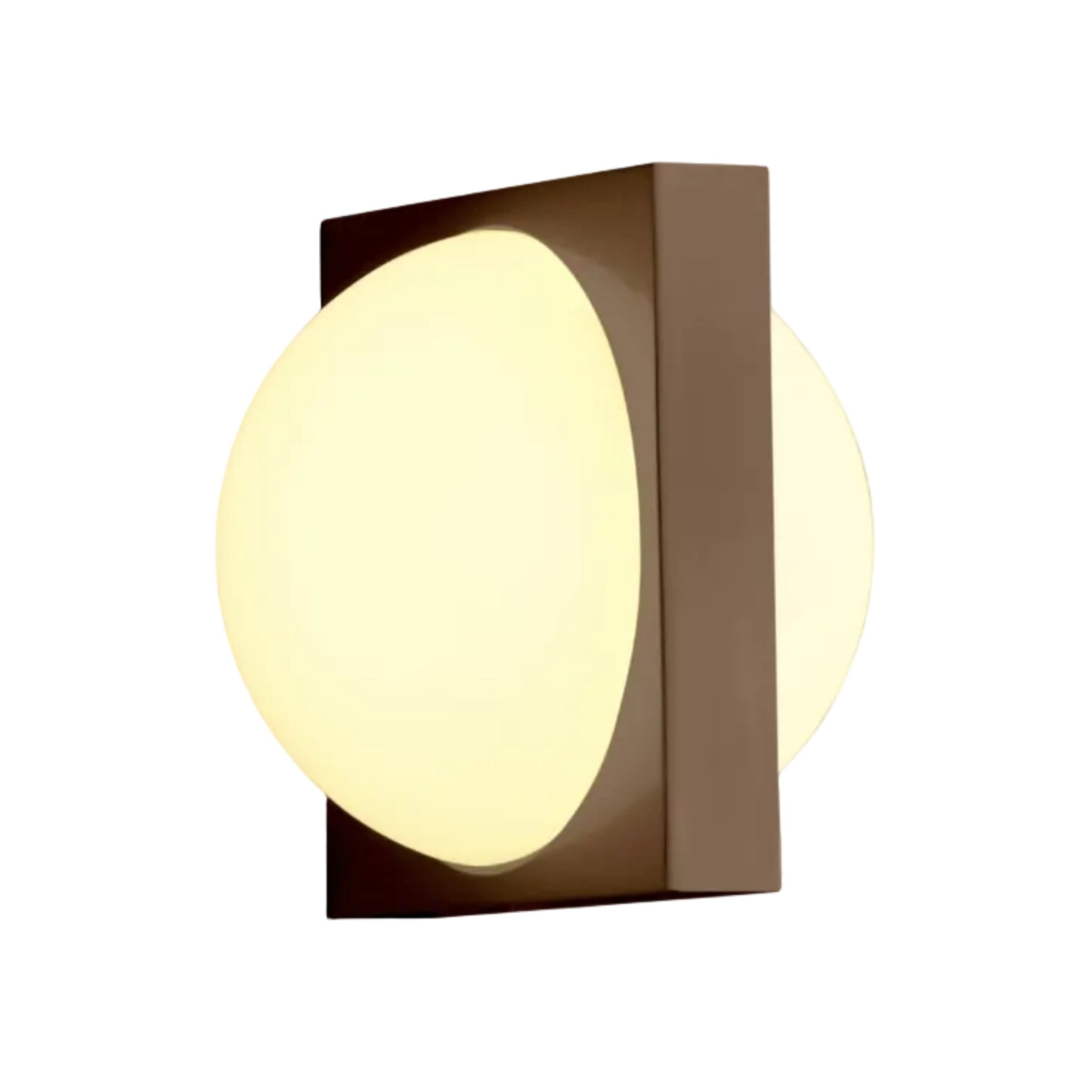 Wandlampe SOLSTICE mit opalisiertem Schirm und schwarz beschichtetem Messing.