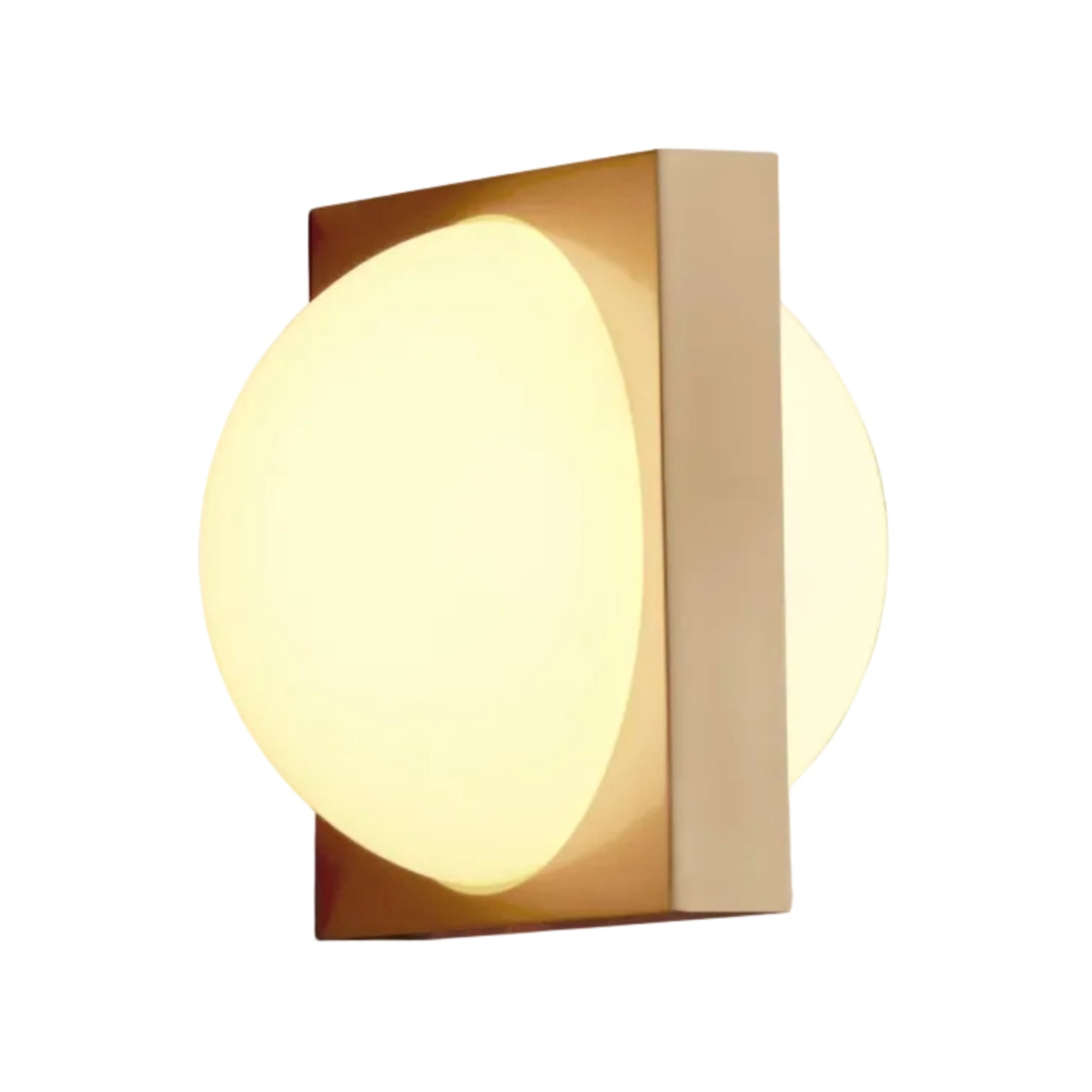 Wandlampe SOLSTICE mit opalisiertem Schirm und Messing.