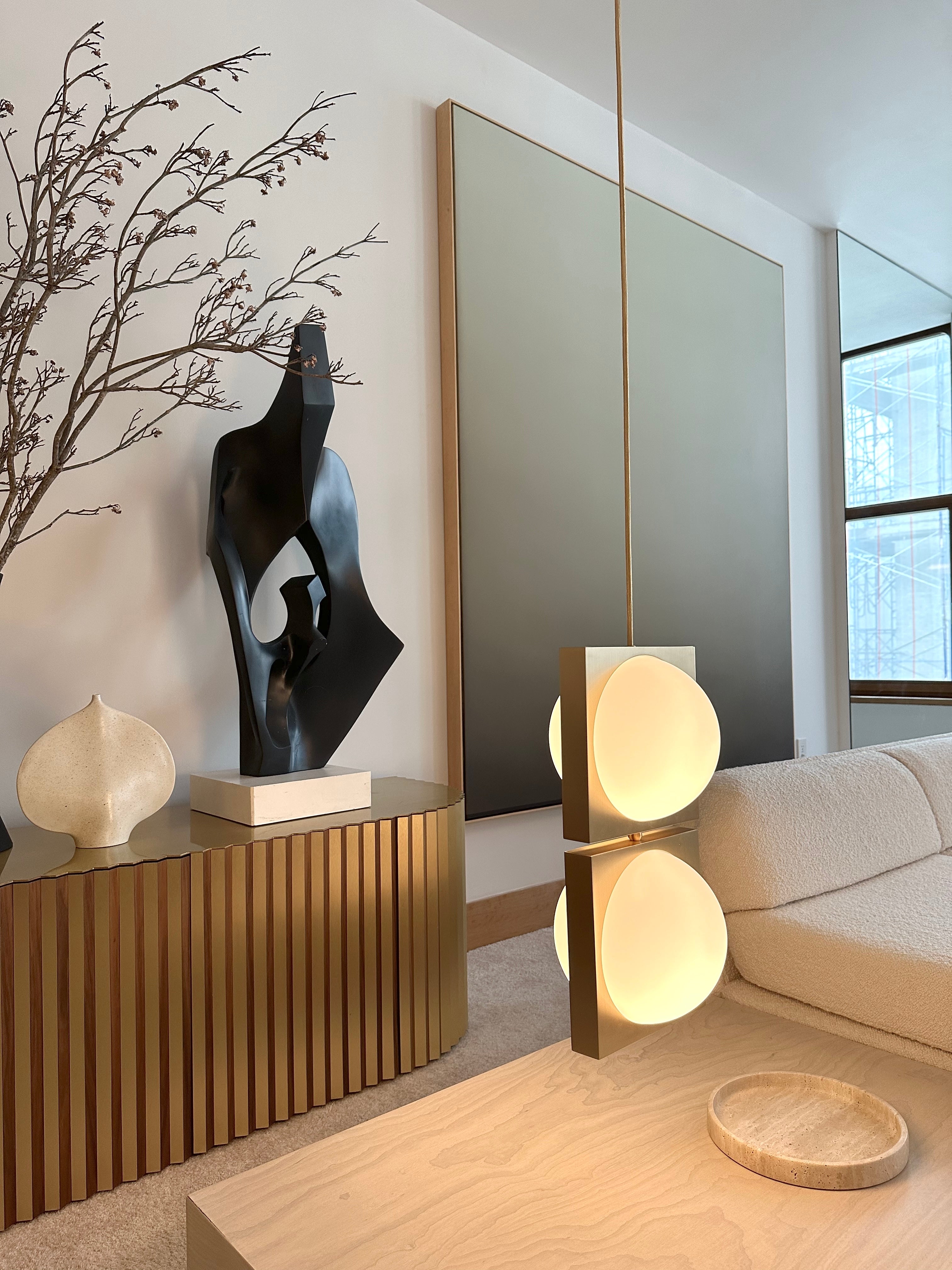 Pendelleuchte SOLSTICE DUO mit opalem Schirm und Messingdetails
