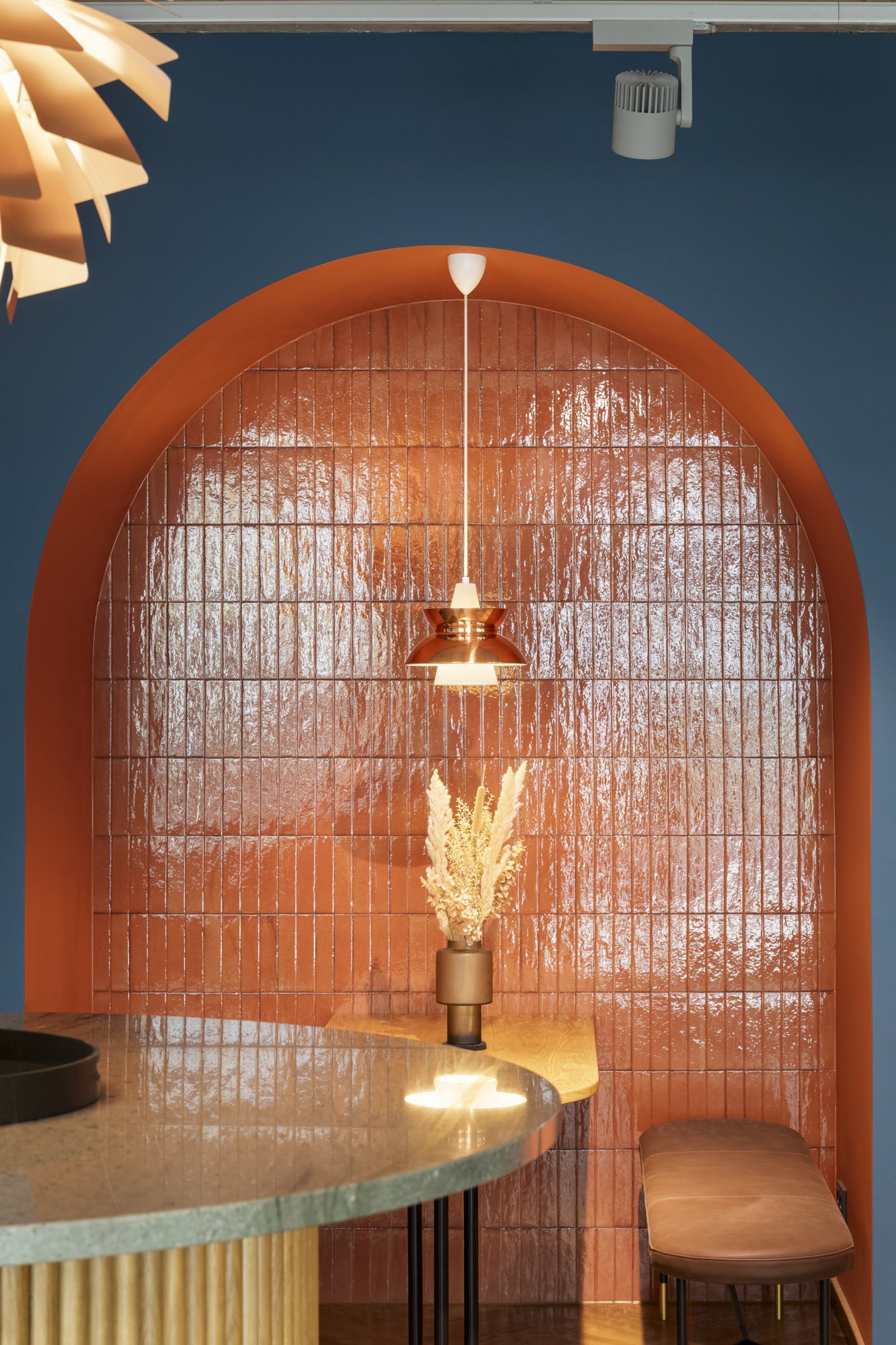 Pendelleuchte DOO-WOP weiß mit kupferner Oberfläche