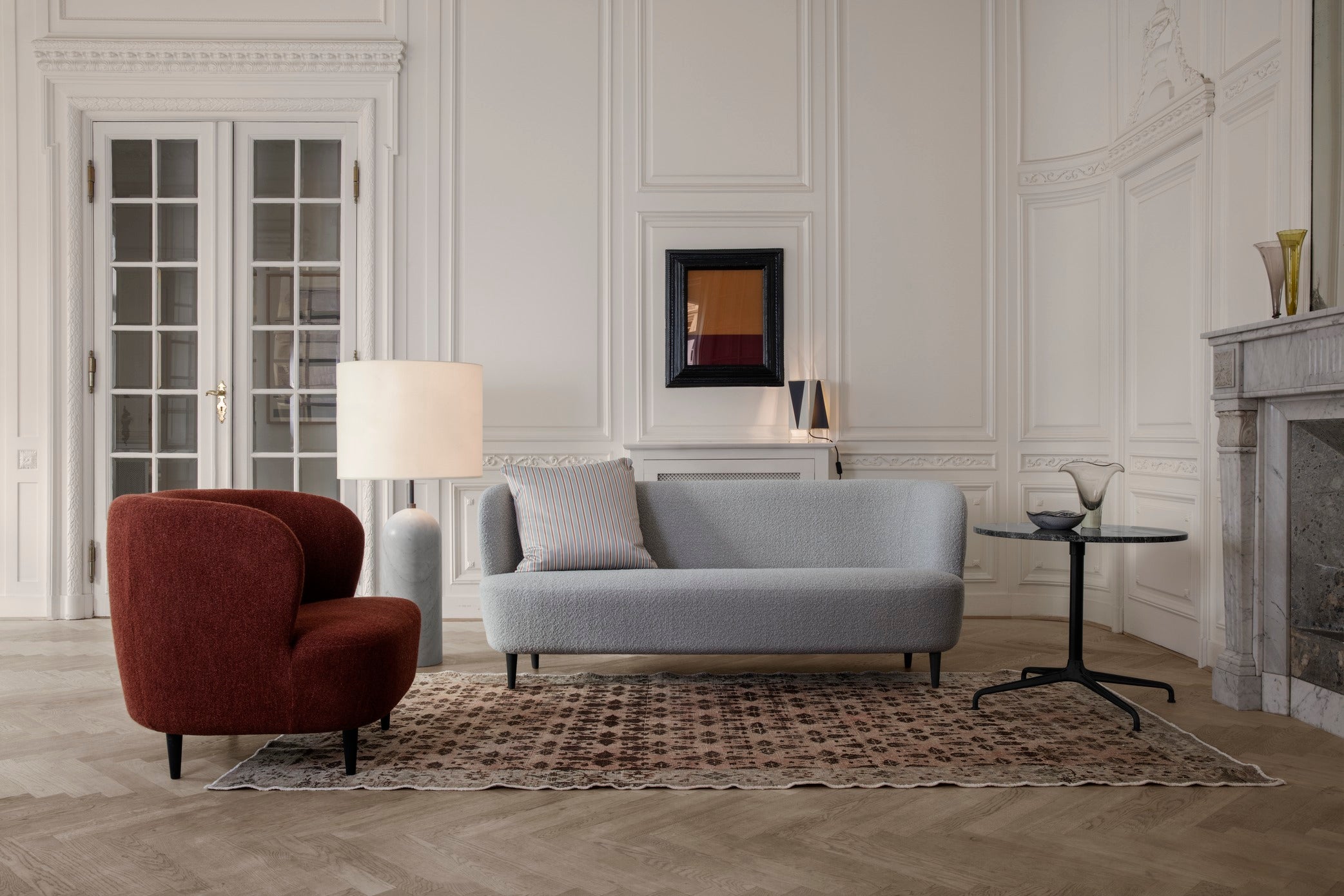 Sofa STAY gepolstert mit Nussbaumfuß