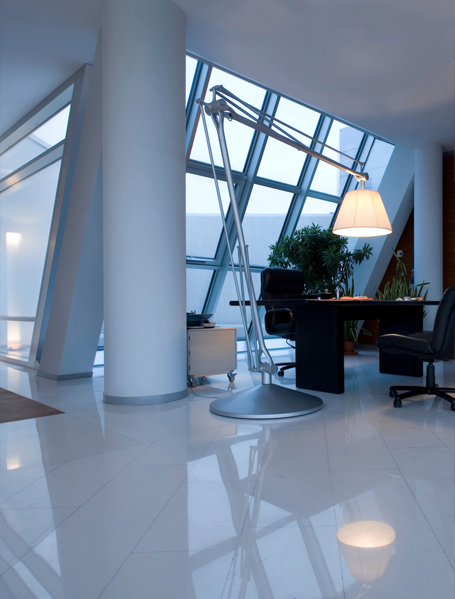 Stehlampe mit Schwenkarm SUPERARCHIMOON grau mit Gelb