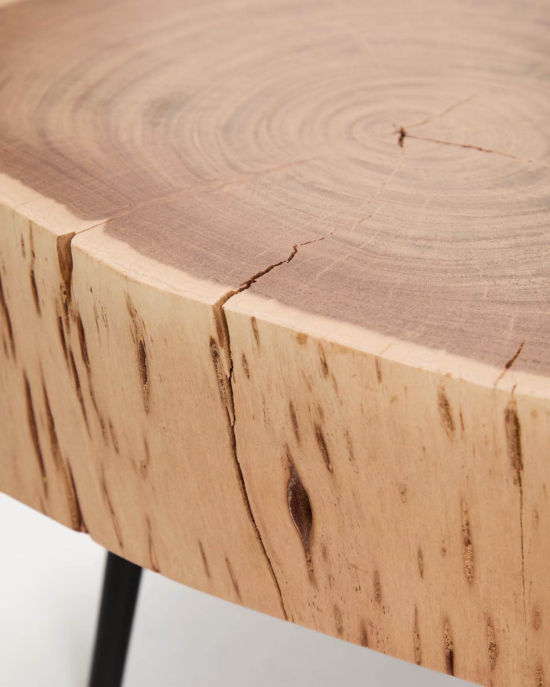 Couchtisch TANIVE aus leichtem Akazienholz mit schwarzem Gestell