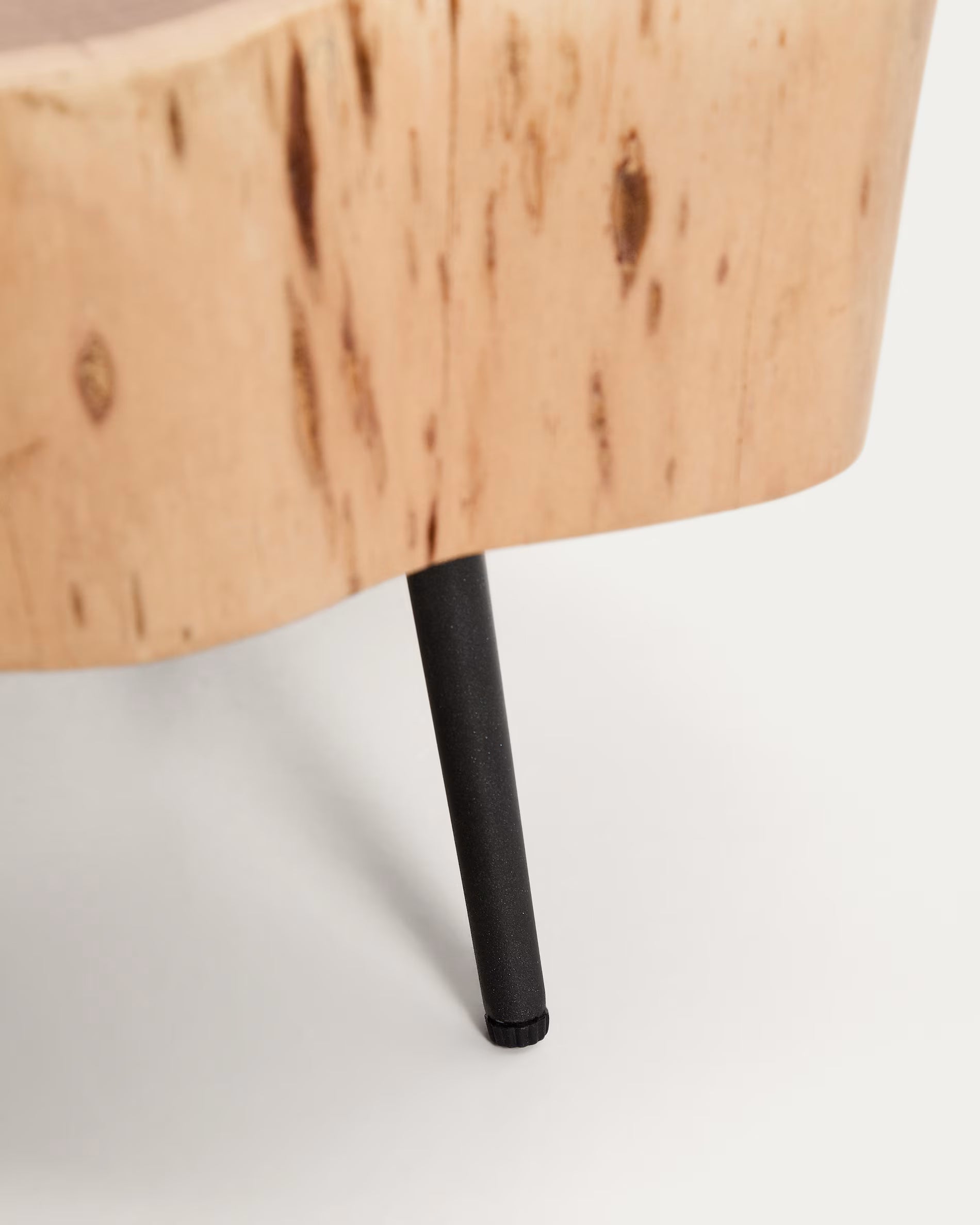 Couchtisch TANIVE aus leichtem Akazienholz mit schwarzem Gestell