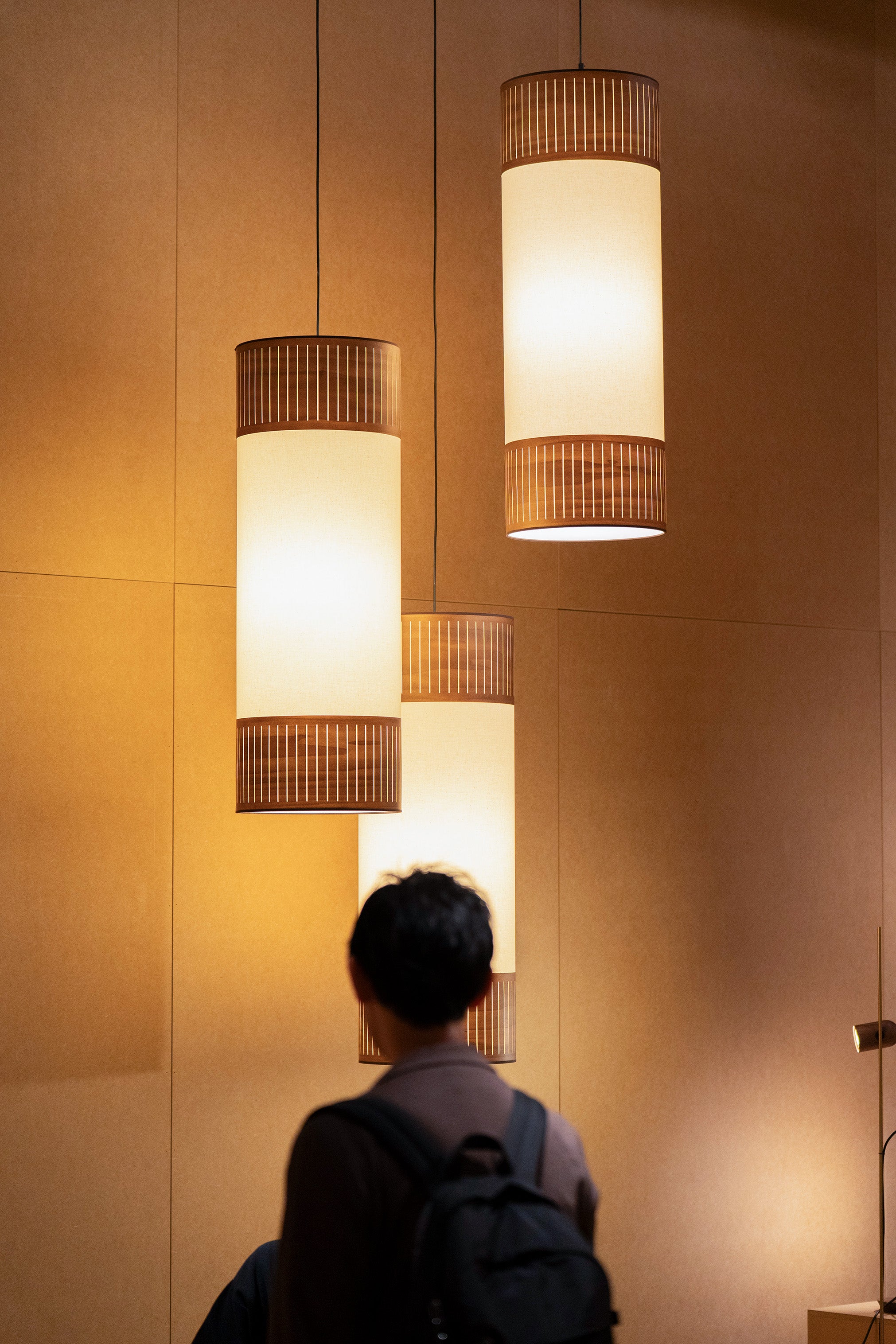 Pendelleuchte TAMIZ weiß mit Nussbaumholz